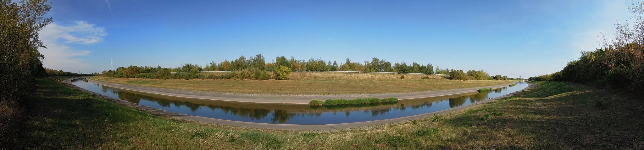 Photo showing: Panorama der Weißen Elster (Betonelster) zwischen der Brücke bei Zitzschen (Zwenkau) und Knautnaundorf im September 2013. In der Ferne sichtbar ist die B 186,  hinter der Kamera verliefen zum Aufnahmezeitpunkt Radweg Zitzschen — Knautnaundorf und die Bahnstrecke Leipzig — Zeitz.