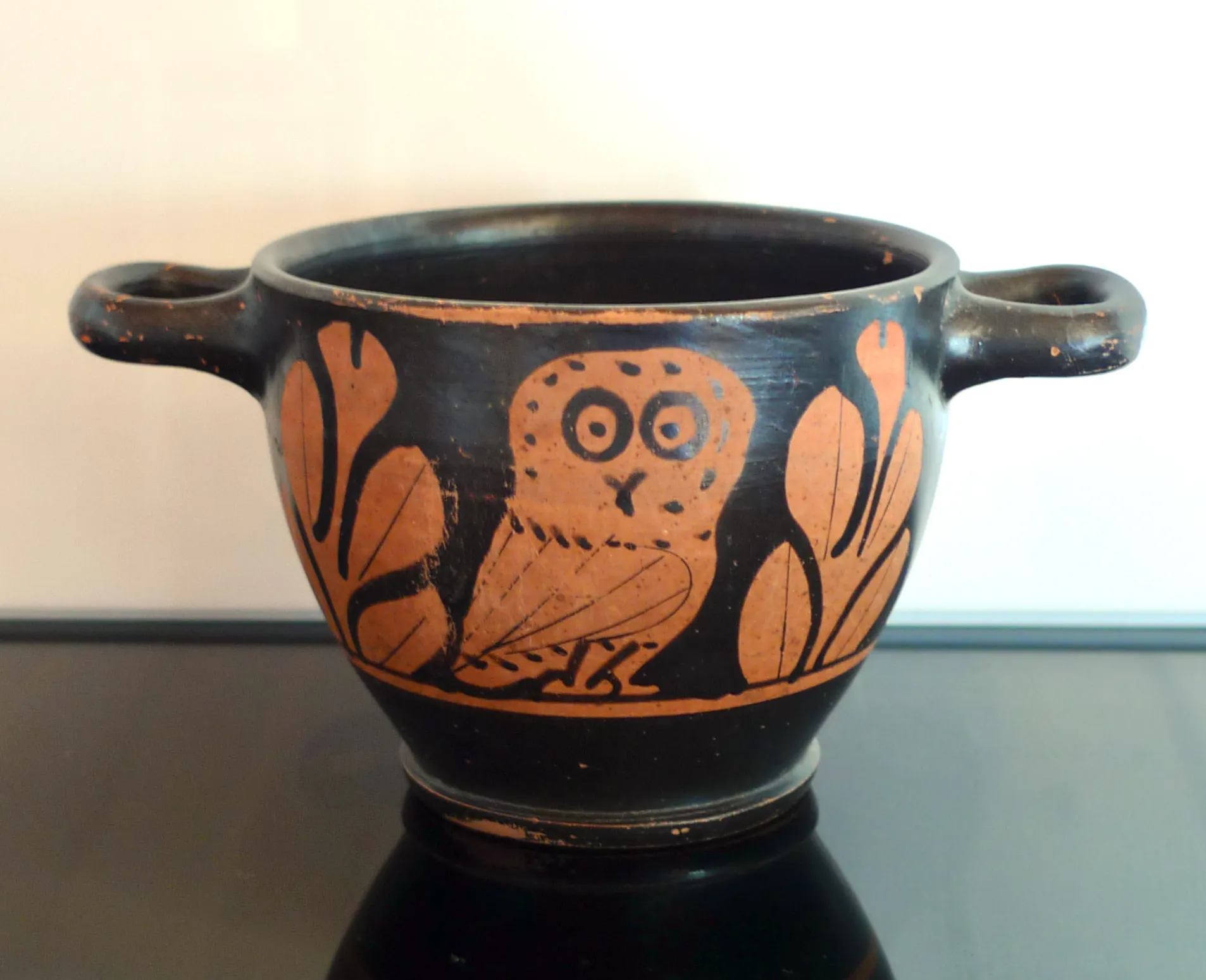 Photo showing: Attic red-figure skyphos with owls between laurel-branches. 5th - 4th century B.B.