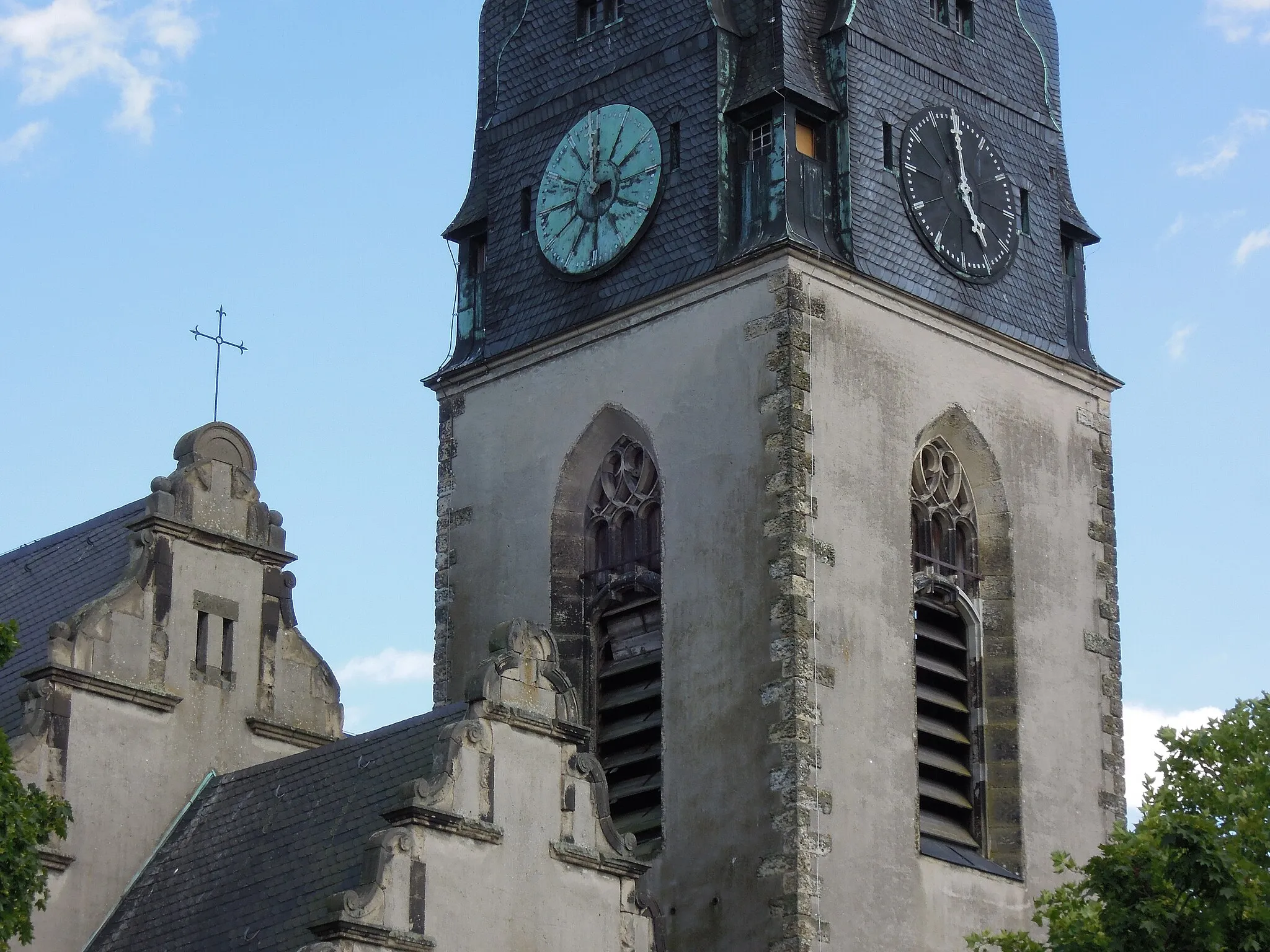 Photo showing: Christuskirche Wittenberg -Turmsegment und Schiffwestgiebel im Detail- im Juli 2022