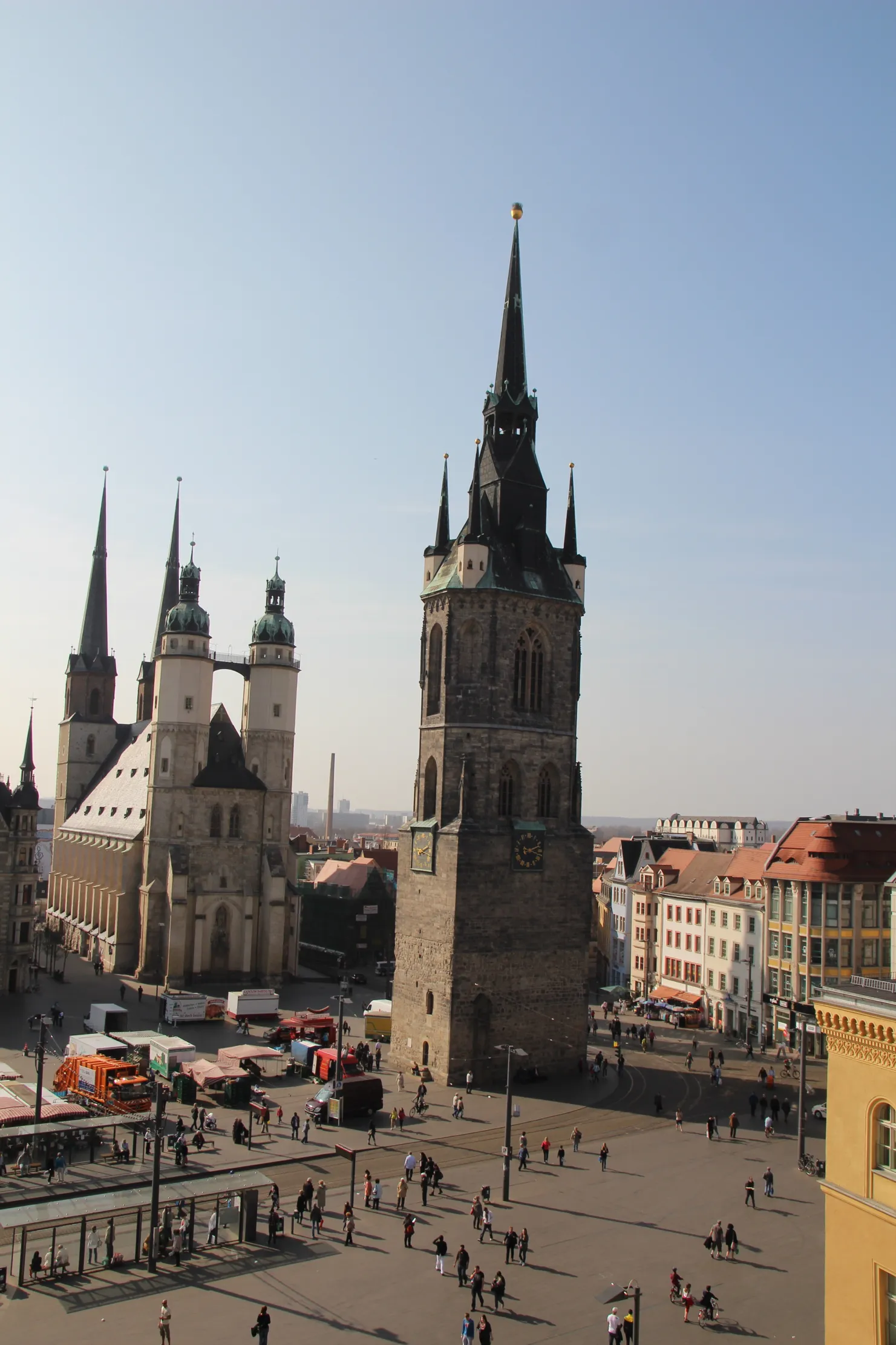 Photo showing: Links die Marktkirche Unser Lieben Frauen, rechts der Rote Turm. Zusammen bilden sie das Wahrzeichen von Halle (Saale).