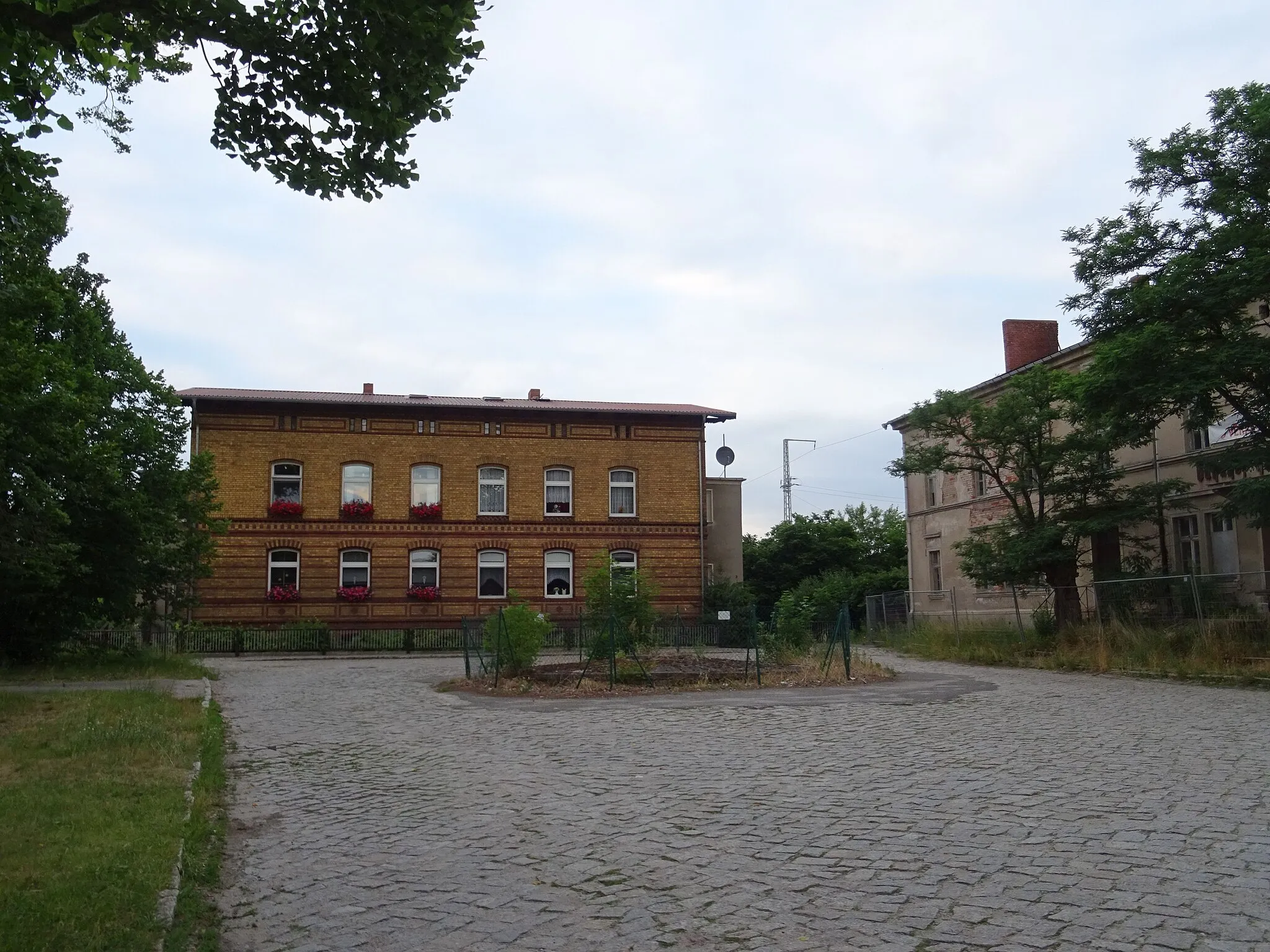 Photo showing: Bahnhof Holzdorf (Elster), Vorplatz