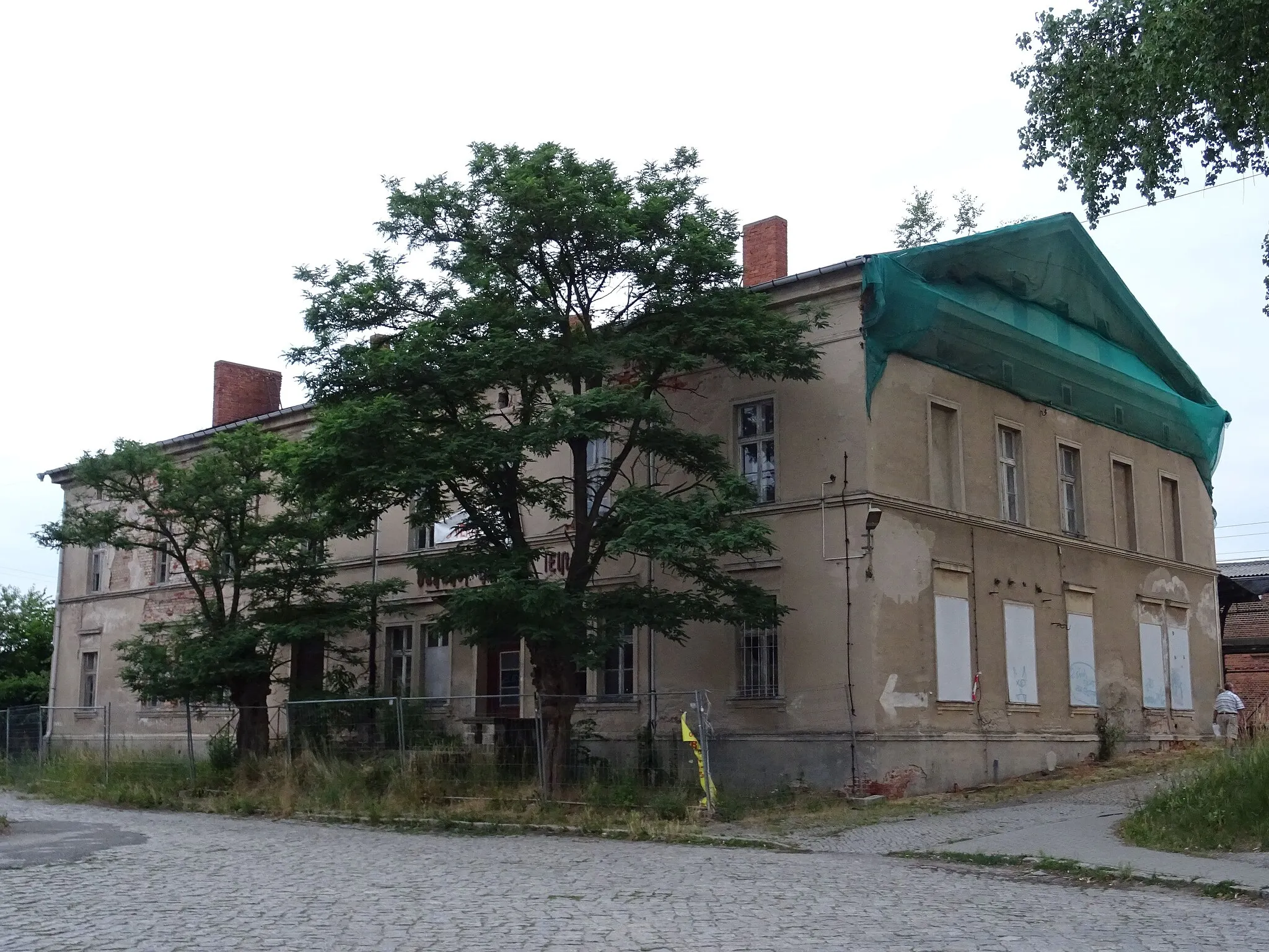 Photo showing: Bahnhof Holzdorf (Elster),Empfangsgebäude, Straßenseite