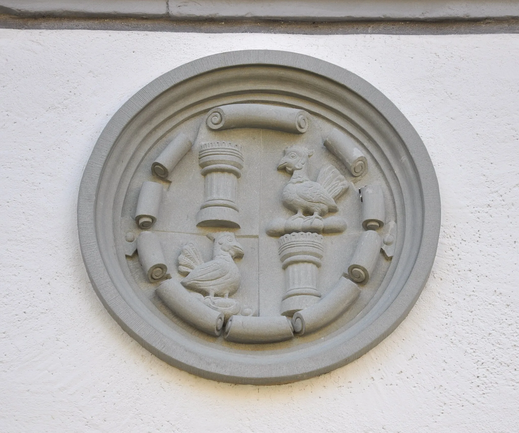 Photo showing: Meßkirch, Schloss,

Innenhof, Wappen Henneberg-Römhild am Südflügel (für Apollonia von Henneberg, Ehefrau des Erbauers Foben Christoph von Zimmern)