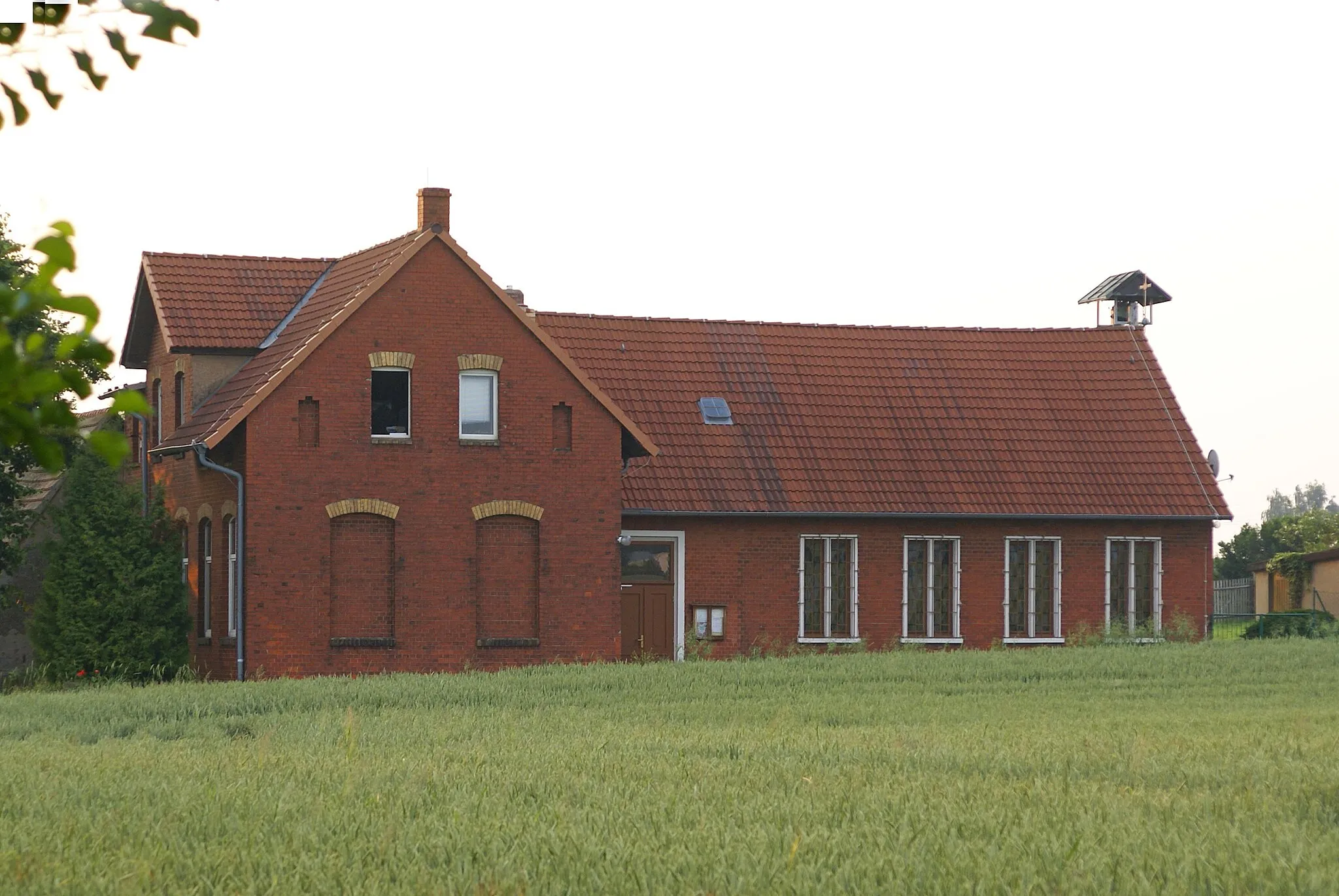 Photo showing: Die katholische St.-Bonifatius-Kirche am Ortsrand von Siersleben