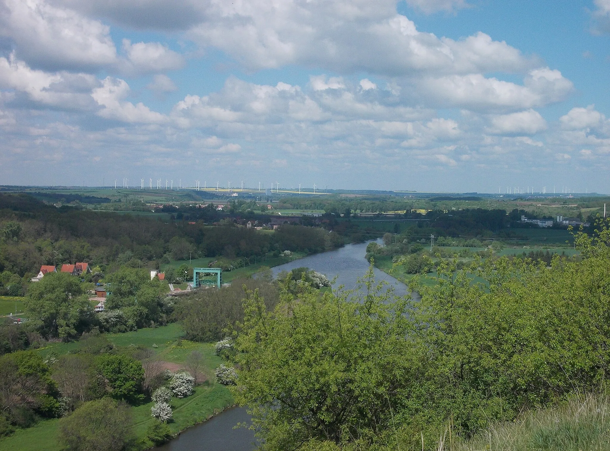 Photo showing: View of the Saale valley from Burgberg (castle hill) in Rithenburg (Wettin-Löbejün, district: Saalekreis, Saxony-Anhalt)