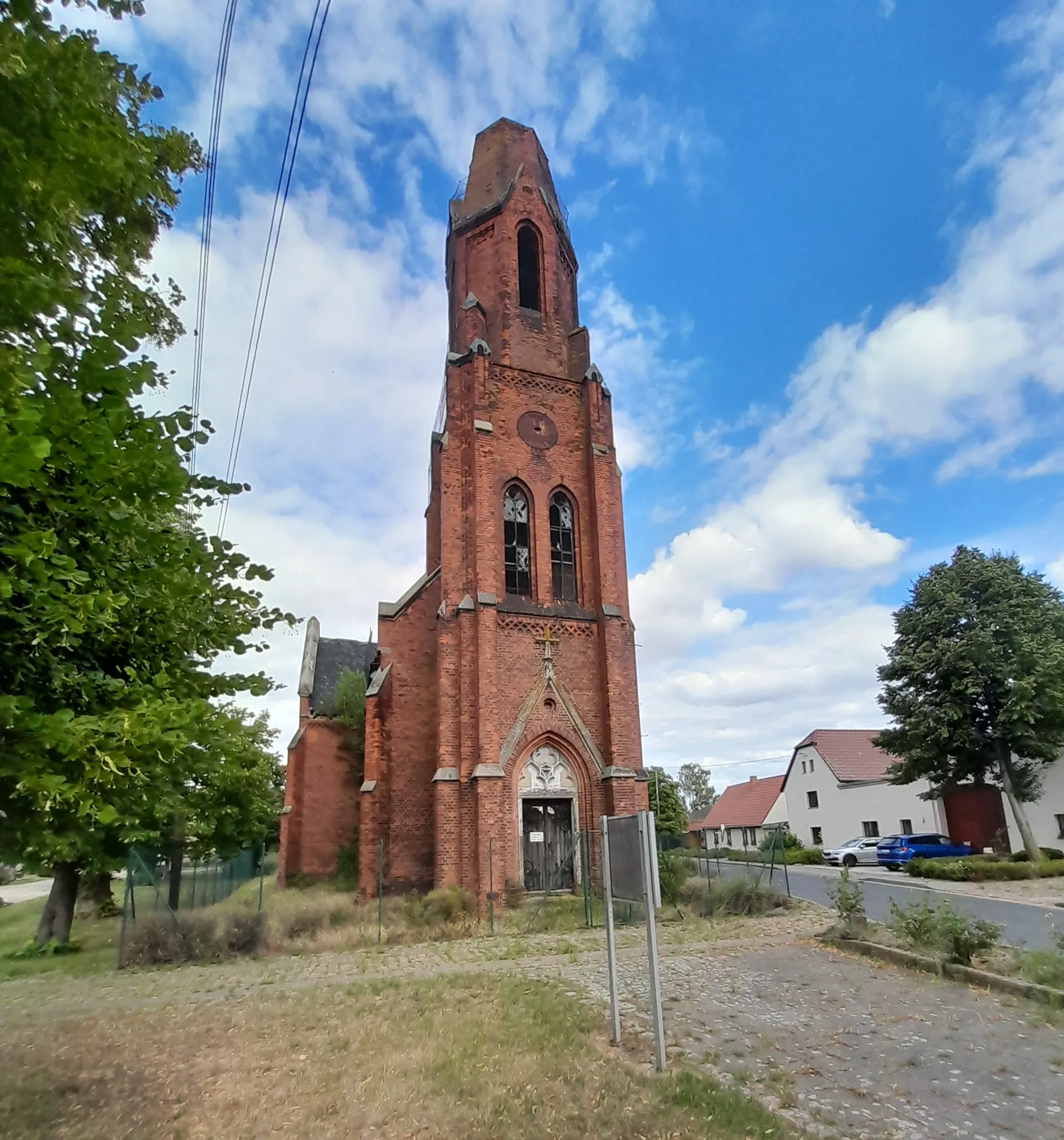 Photo showing: De Kruiskerk uit 1879 in Meilendorf werd in de Tweede Wereldoorlog zwaar beschadigd en moet grondig gerenoveerd worden.