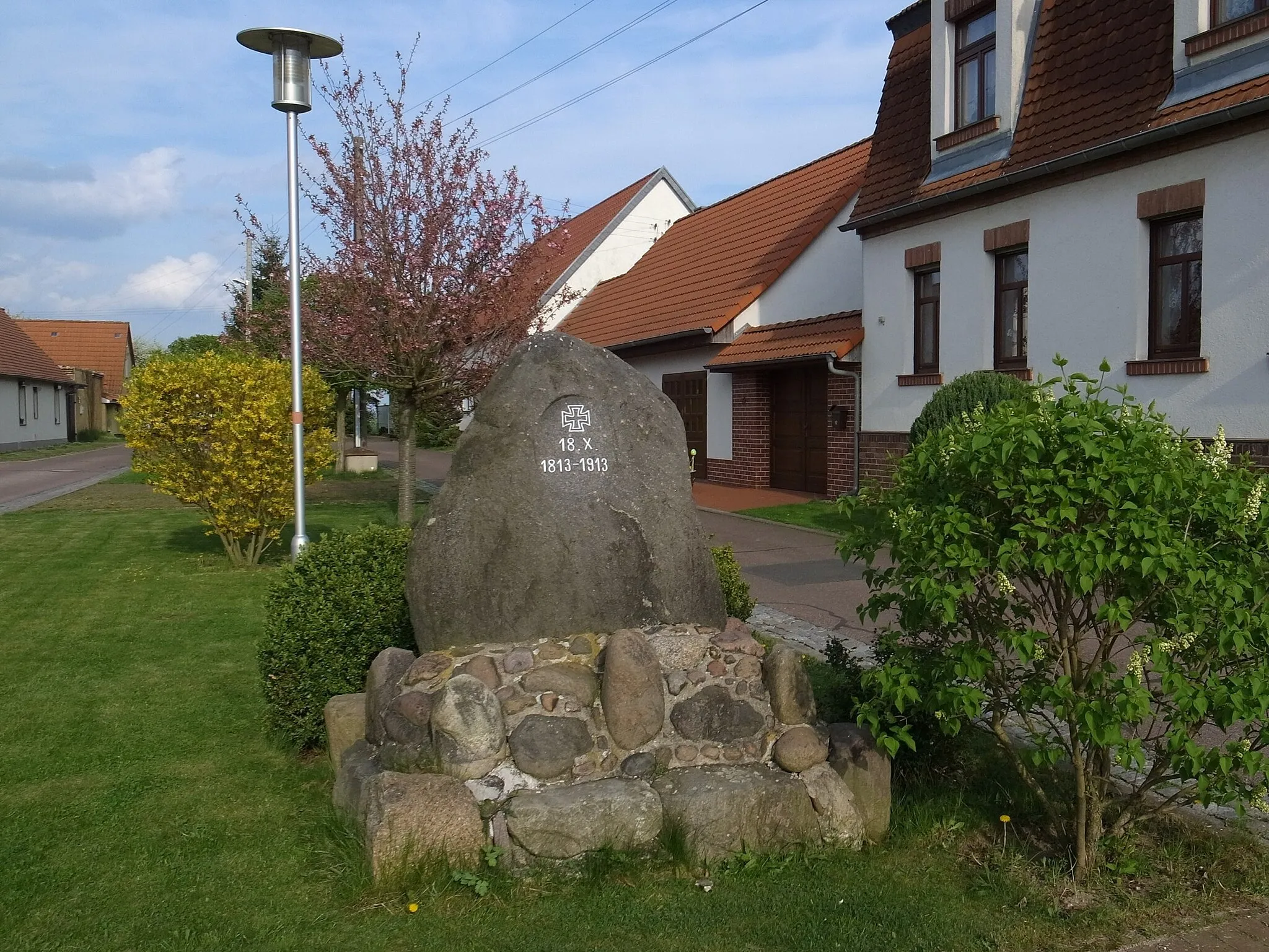 Photo showing: Fraßdorf, Gedenkstein 1813-1913