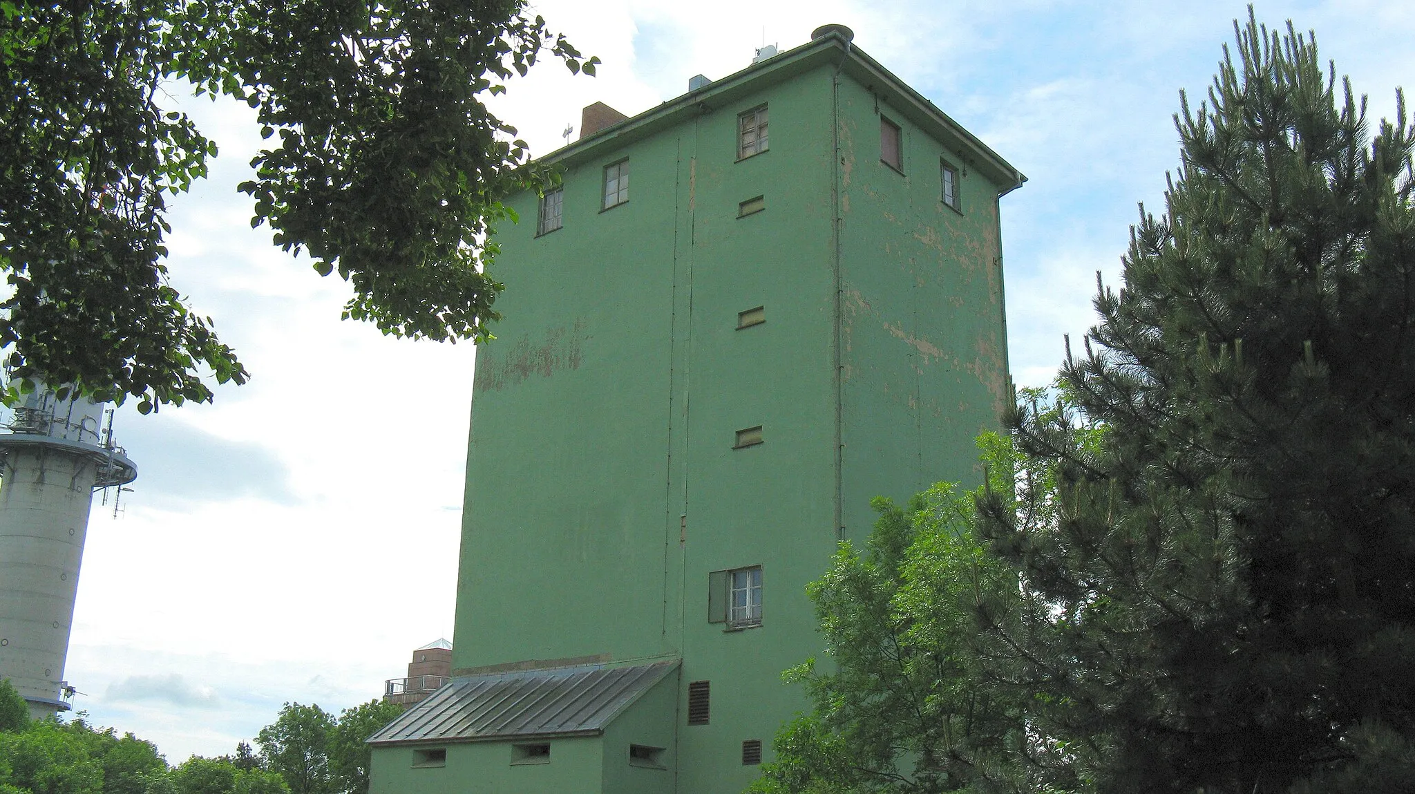 Photo showing: Richtfunkturm der ehemaligen Bezirksrichtfunkzentrale Halle/S im Richtfunknetz der Partei (SED/ DDR) auf dem Petersberg.