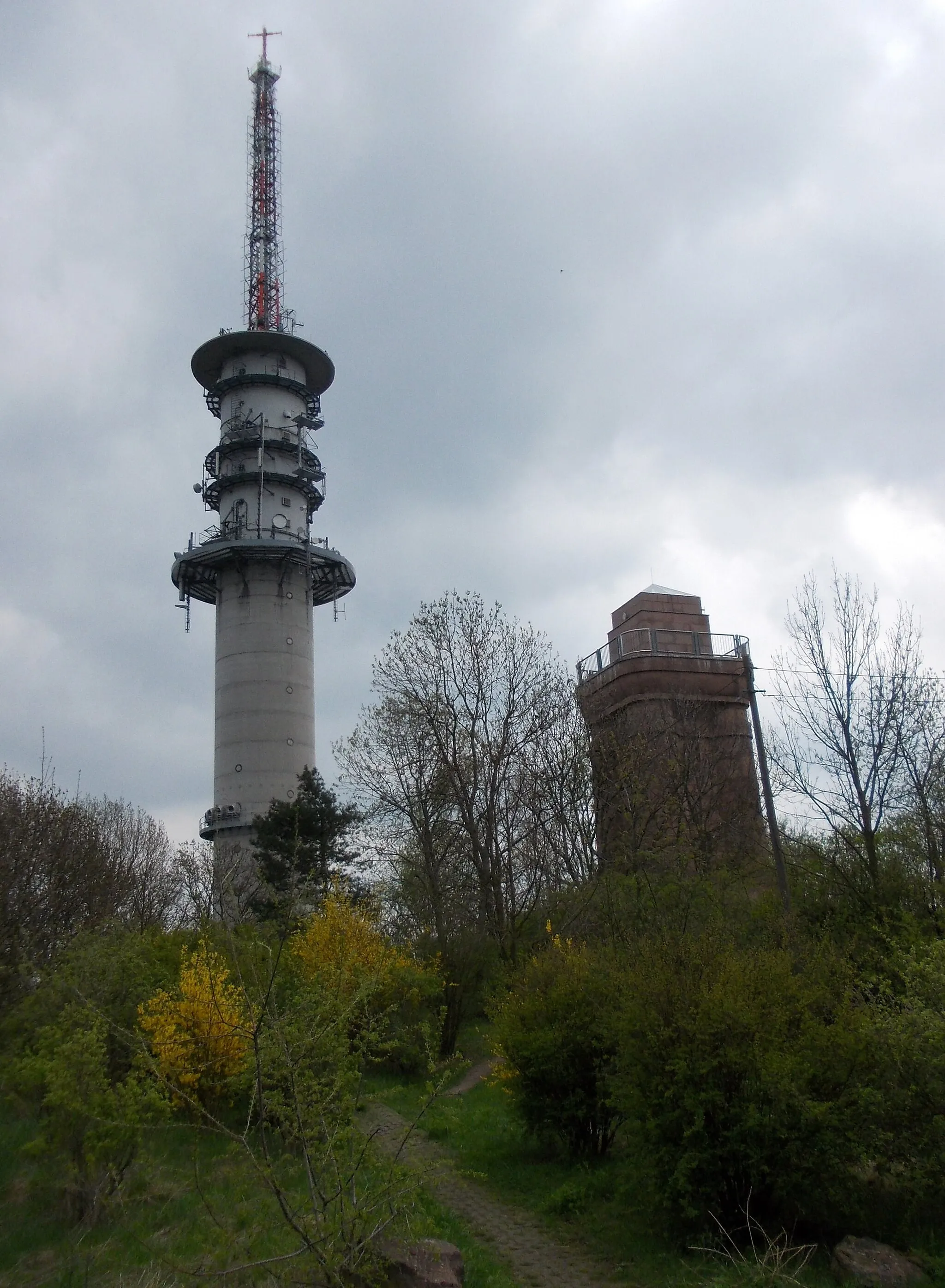 Photo showing: Radio tower and Bismarck tower on Petersberg hill (Saalekreis, Saxony-Anhalt)