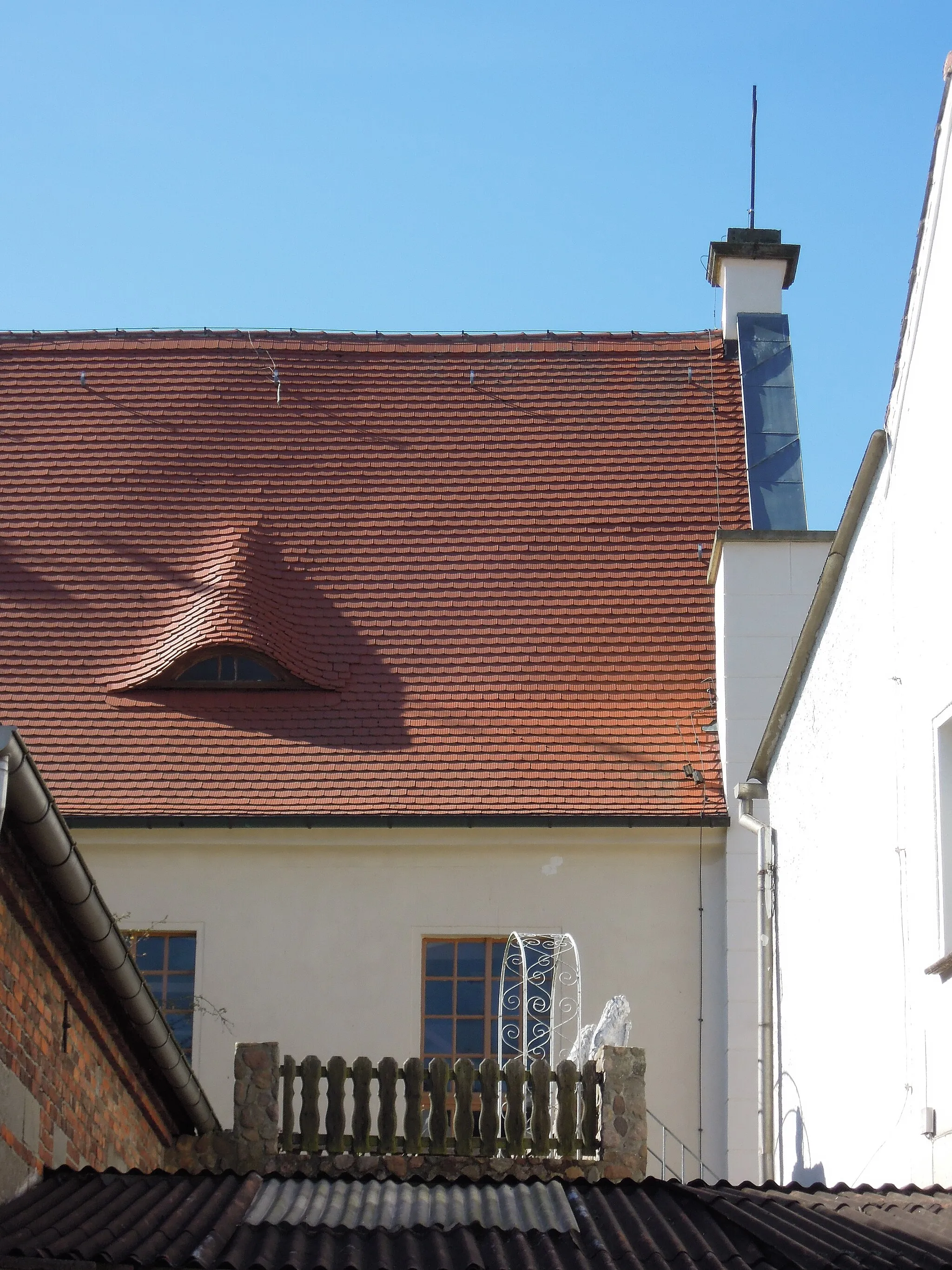 Photo showing: Dorfkirche Kropstädt -Nordansicht Satteldach mit Fledermausgaube, von der Ließnitzer Straße- August 2022