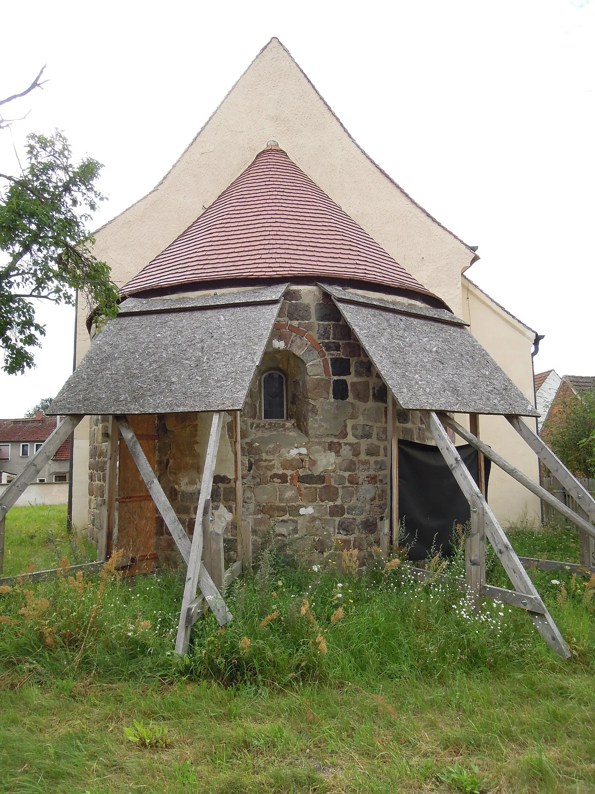 Photo showing: Dorfkirche Kropstädt -Ostansicht mit Apsis- im August 2020a