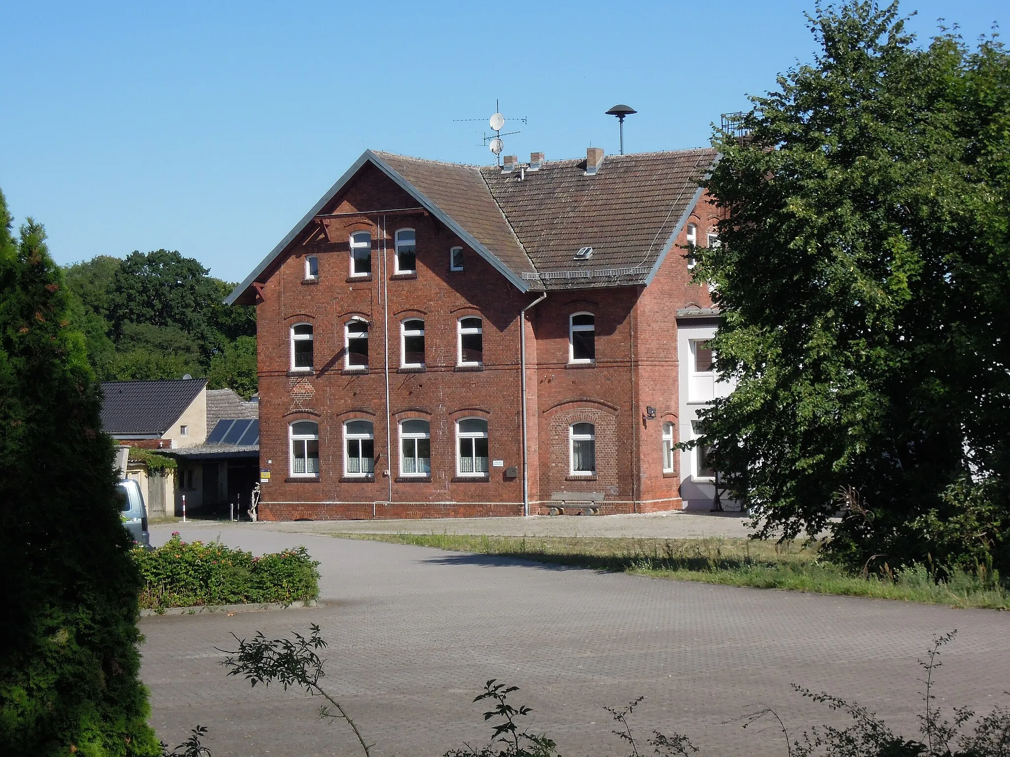 Photo showing: Kropstädter Backsteinbau mit der Adresse Am Schlosspark 25 im August 2022