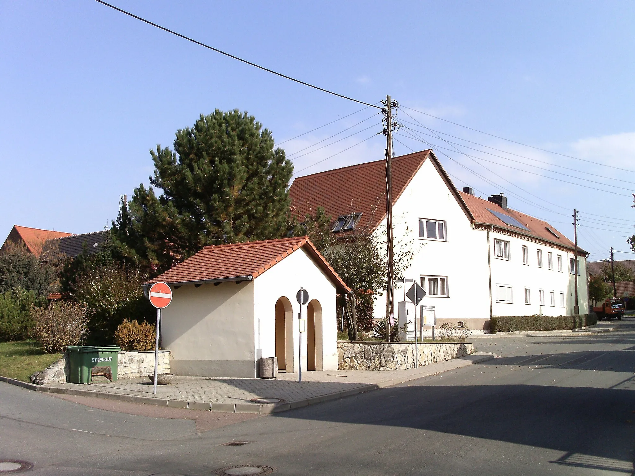 Photo showing: Bus stop in Kleingöhren (Lützen, district of Burgenlandkreis, Saxony-Anhalt)