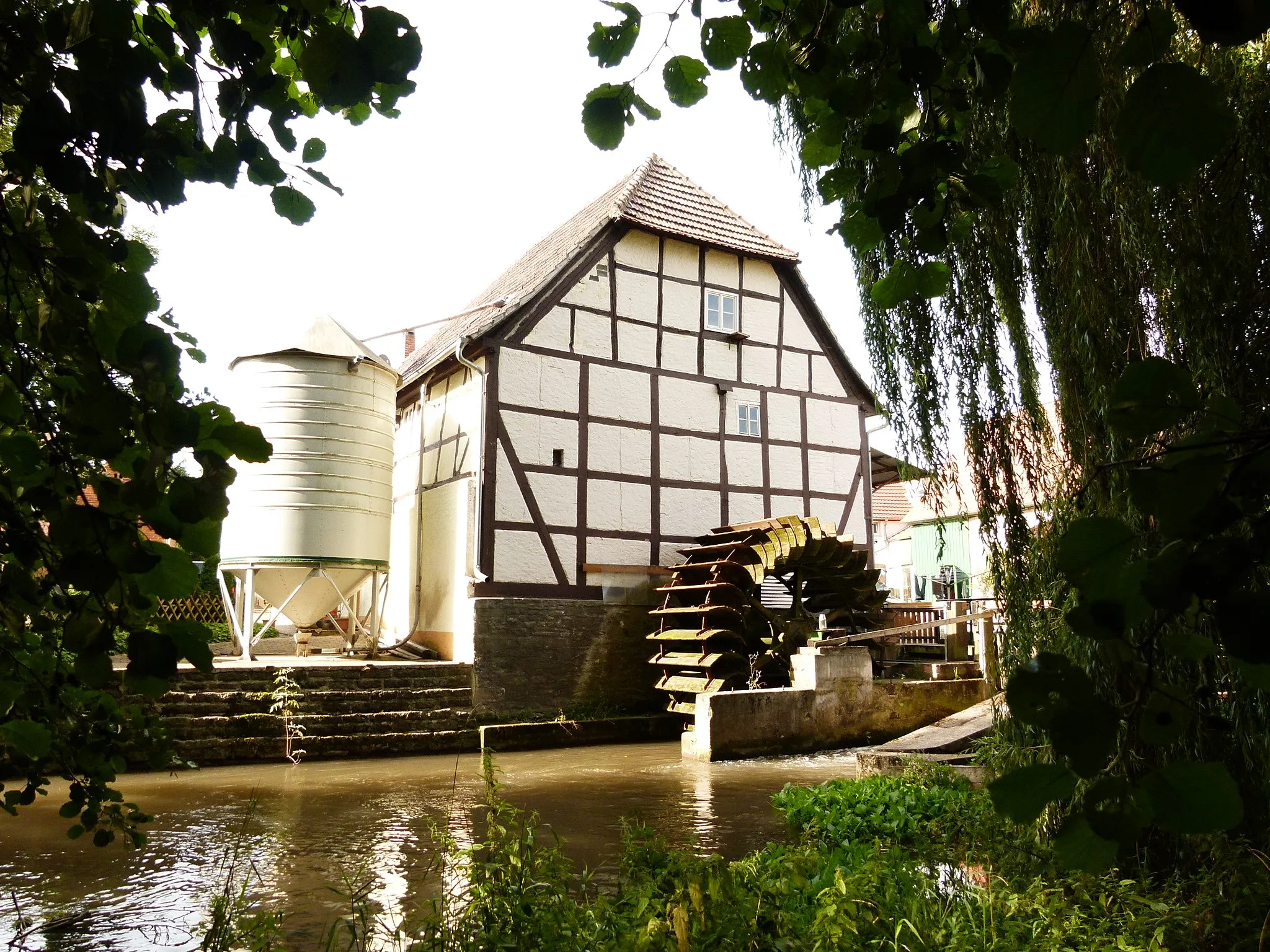 Photo showing: Obermühle Edersleben, Wasserrad nach historischen Plänen von 1903 neu erbaut