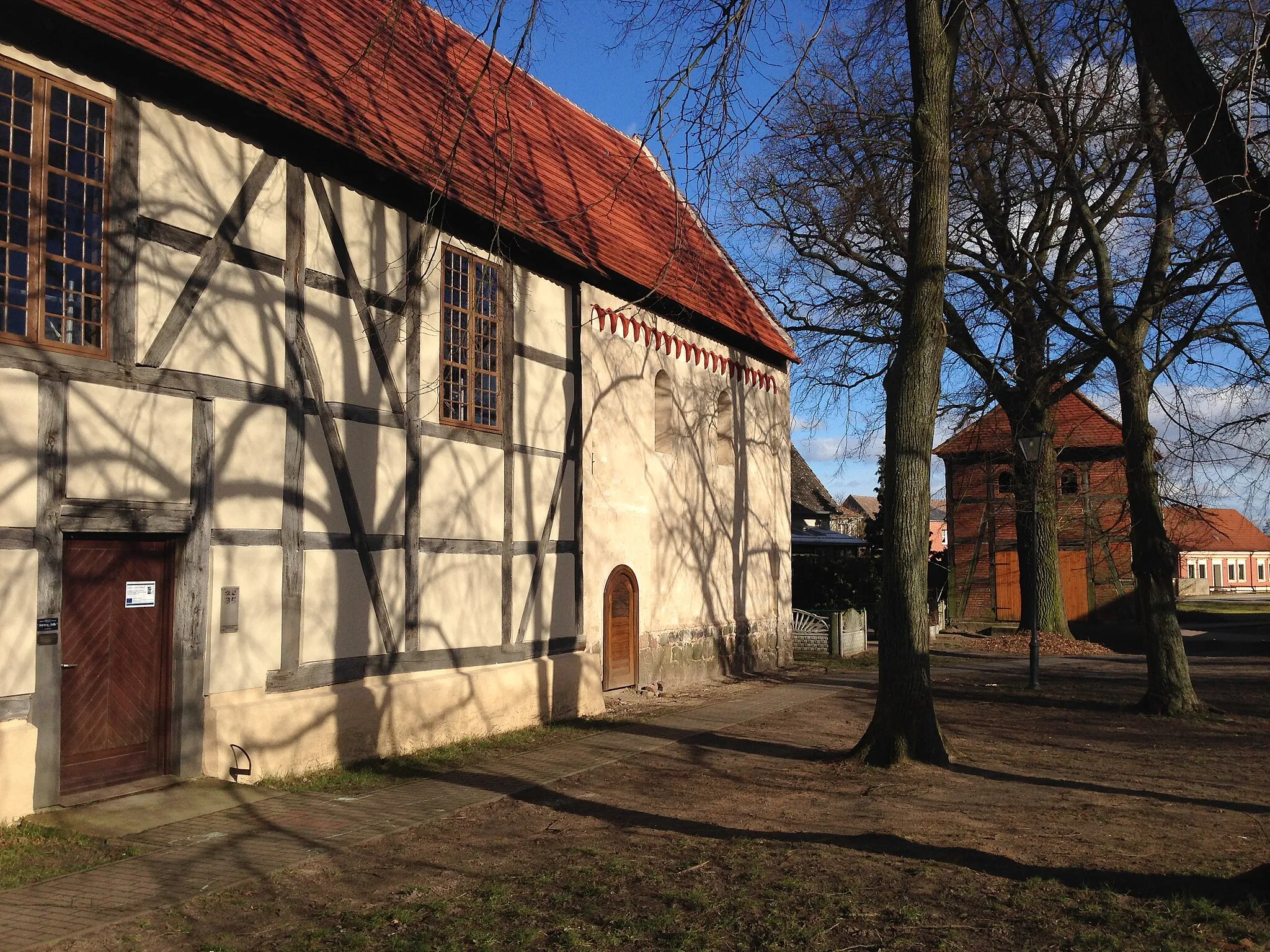 Photo showing: Dorfkirche Schlagenthin, Südseite mit Glockenschauer, Februar 2014