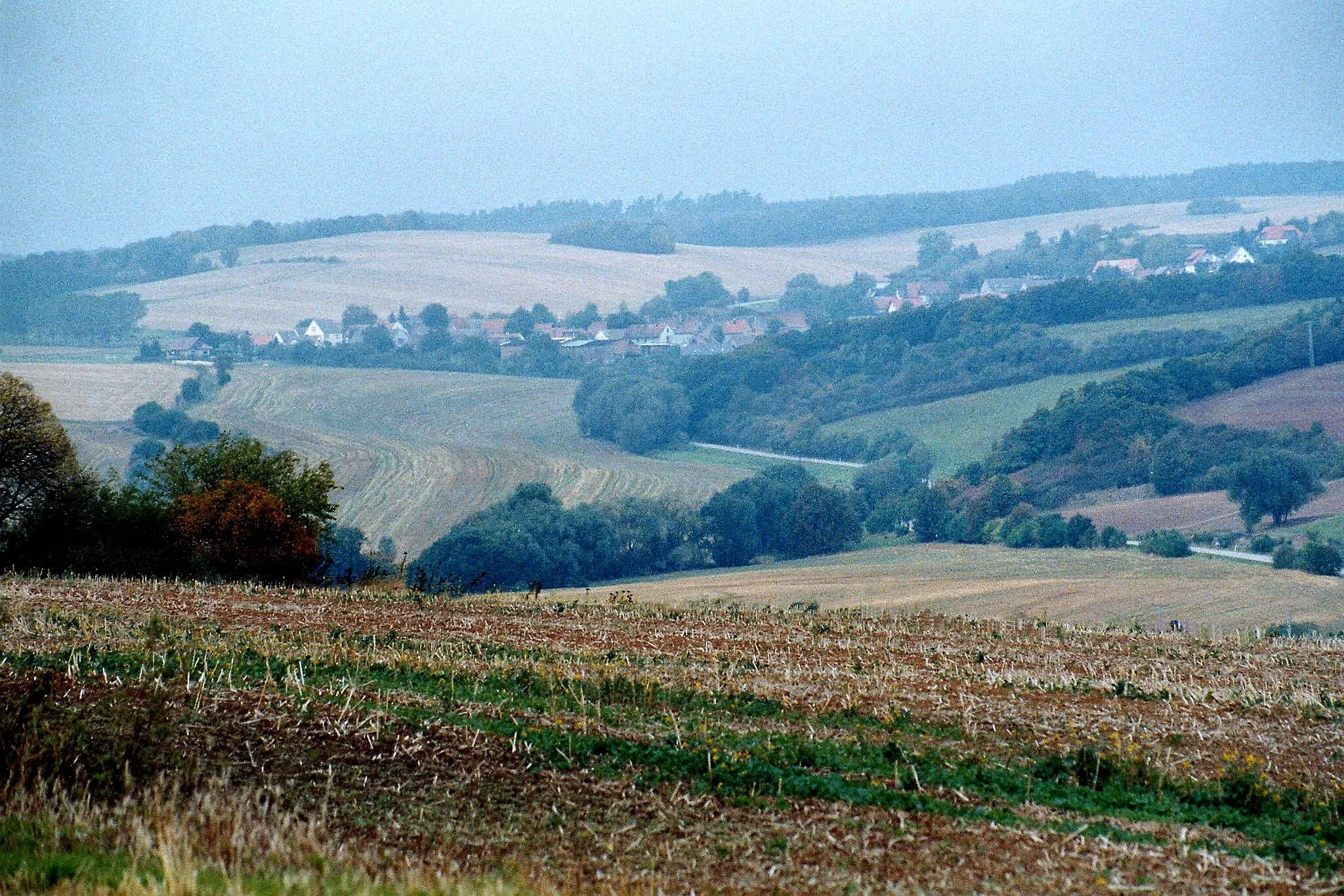 Photo showing: Graefenstuhl (Mansfeld), View from the "Rabenskuppe" to village Gräfenstuhl (telephoto)