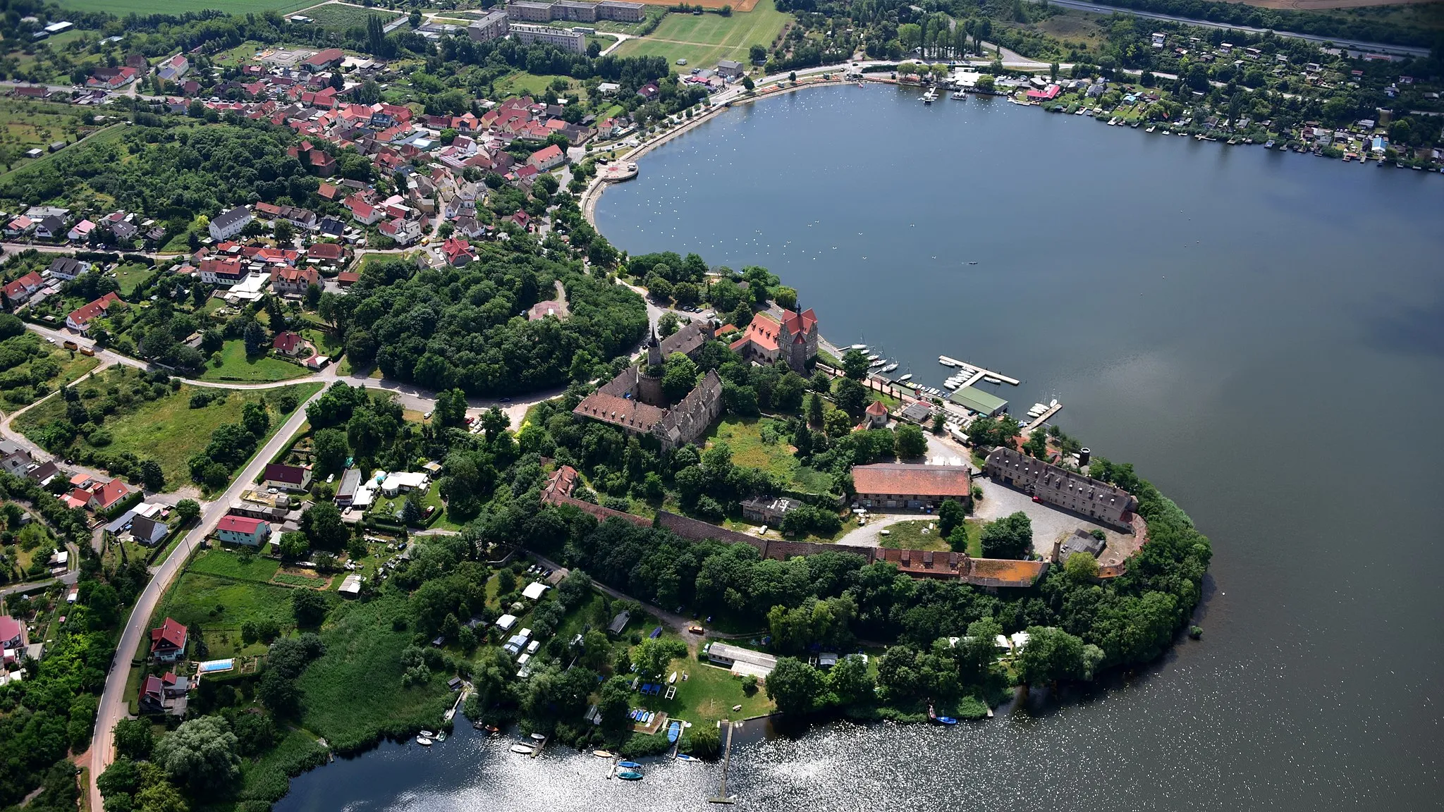 Photo showing: Seeburg (Mansfelder Land), Luftaufnahme (2017)