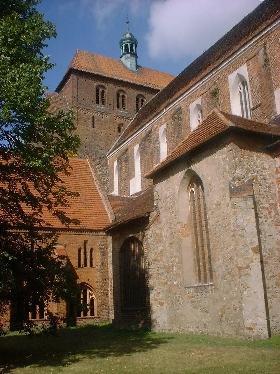 Photo showing: Yard of monastery and St. Mary's Cathedral in Havelberg in Saxony-Anhalt, Germany