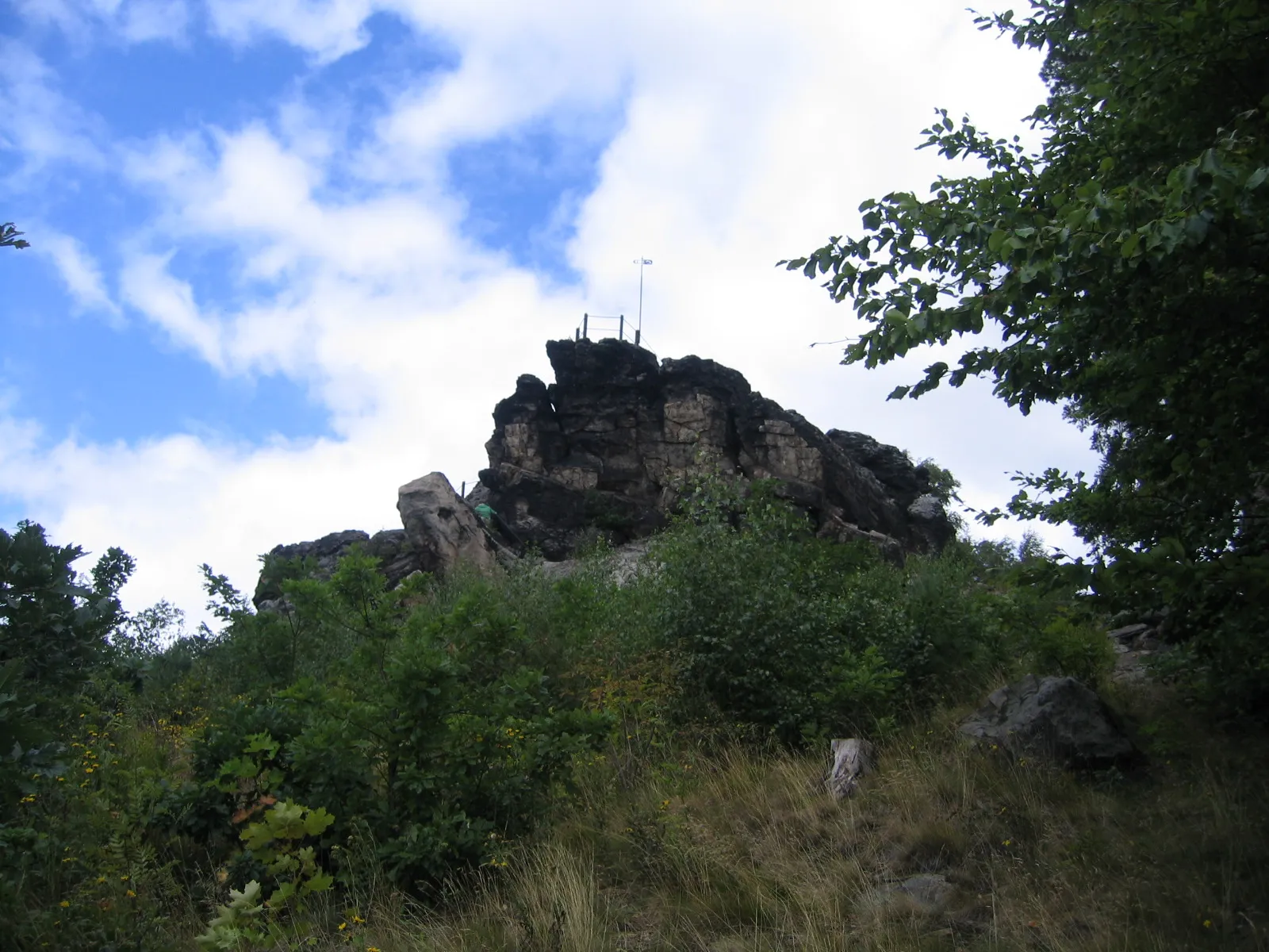 Photo showing: The rock formation on the Teufelsmauer known as the Großvater ("grandfather") which overlooks Blankenburg just north of the Harz Mountains of Germany.