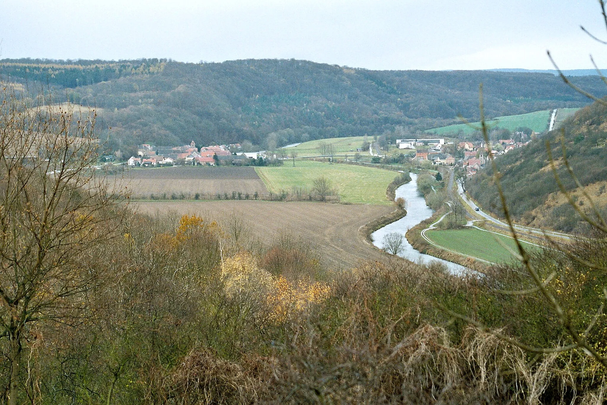 Photo showing: Wangen (Unstrut),  view to the village Wangen and to the valley of the river Unstrut