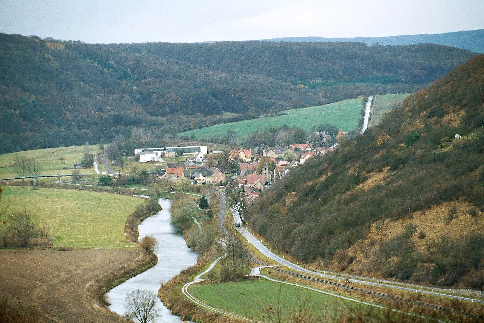 Photo showing: Wangen (Unstrut),  view to the village Grosswangen and to the valley of the river Unstrut (telephoto)