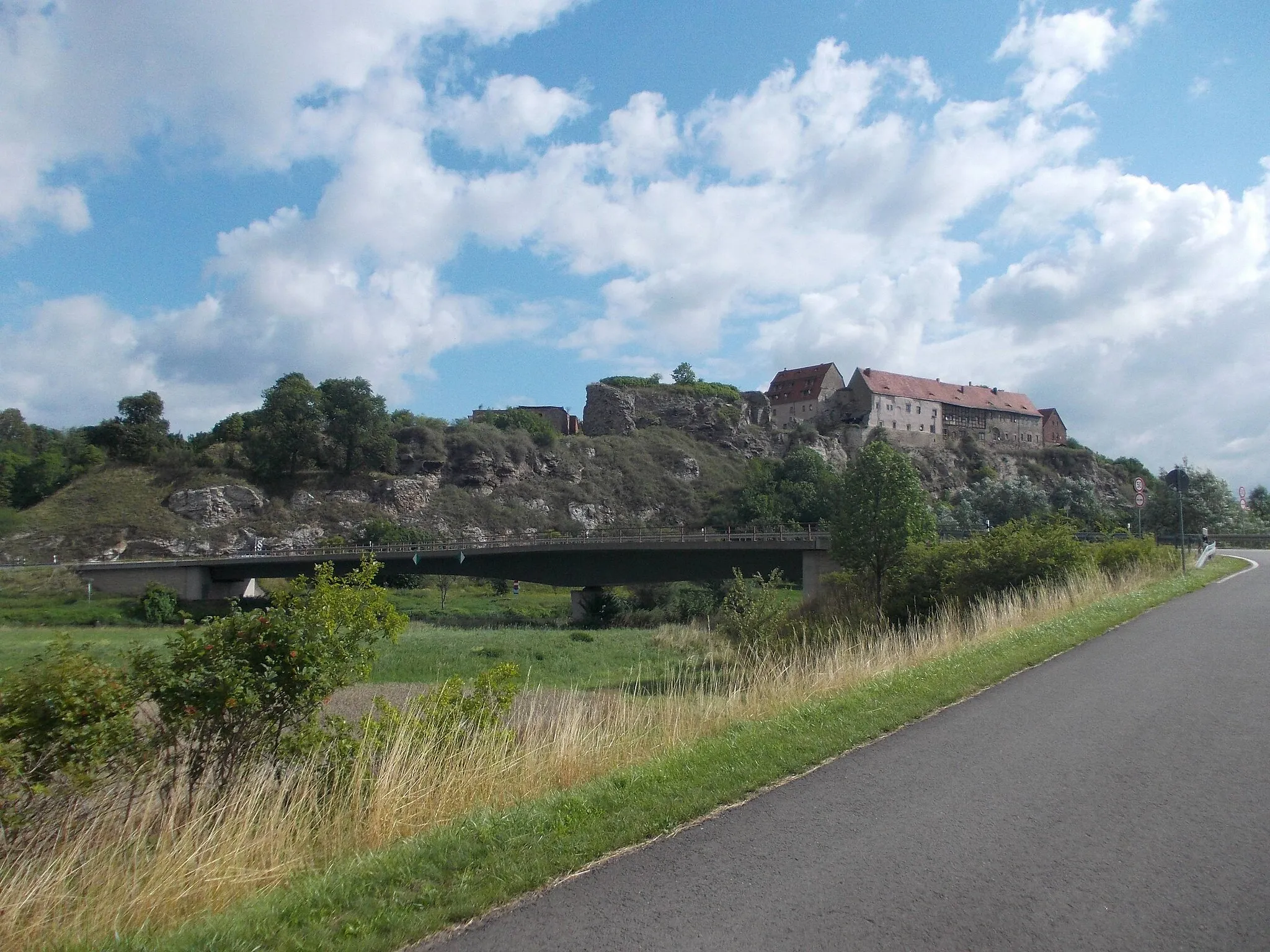 Photo showing: Bridge over the Unstrut and castle in Wendelstein (Kaiserpfalz, district: Burgenlandkreis, Saxony-Anhalt)