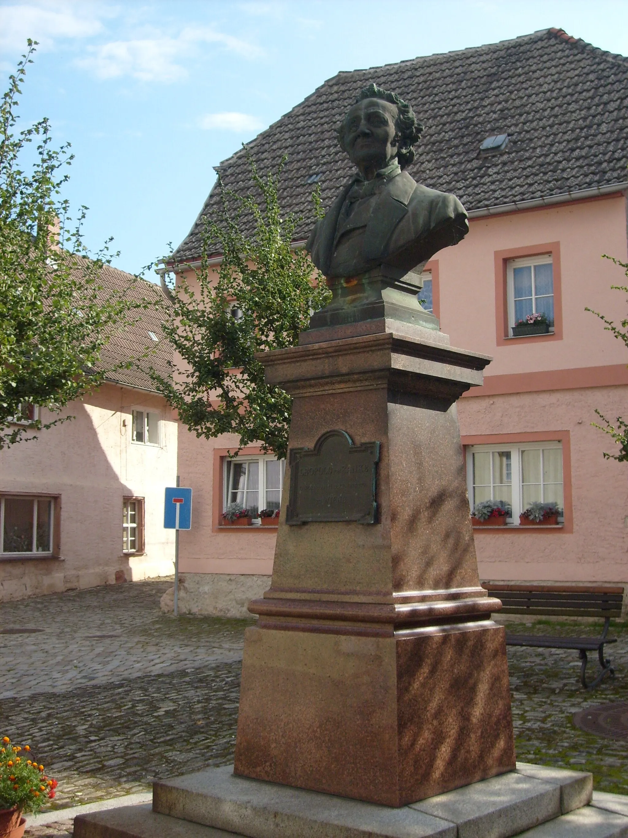 Photo showing: Rankedenkmal neben dem Rathaus