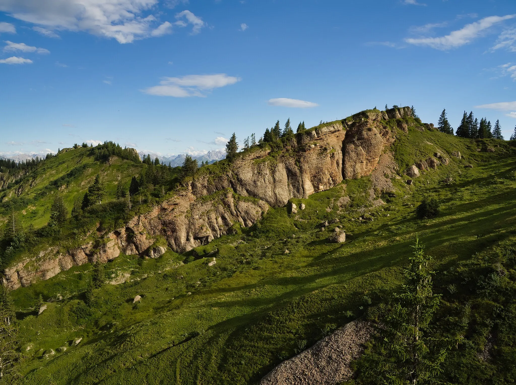 Photo showing: Heidenkopf von Nord nach Süd. Im Hintergrund die Allgäuer Hochalpen