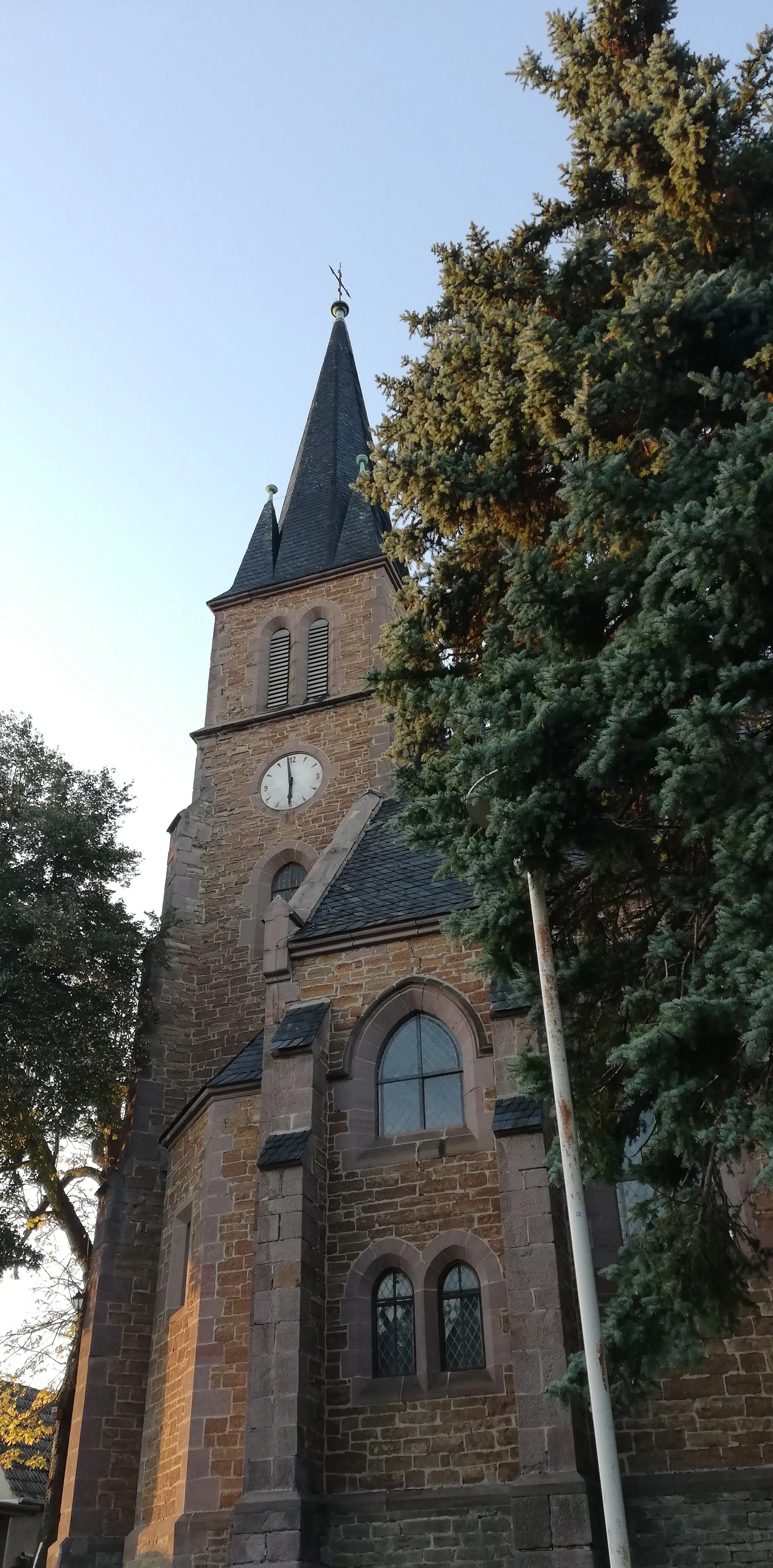 Photo showing: Die Kirche ist idyllisch und imposant zugleich, einzigartig in ihrer Art.