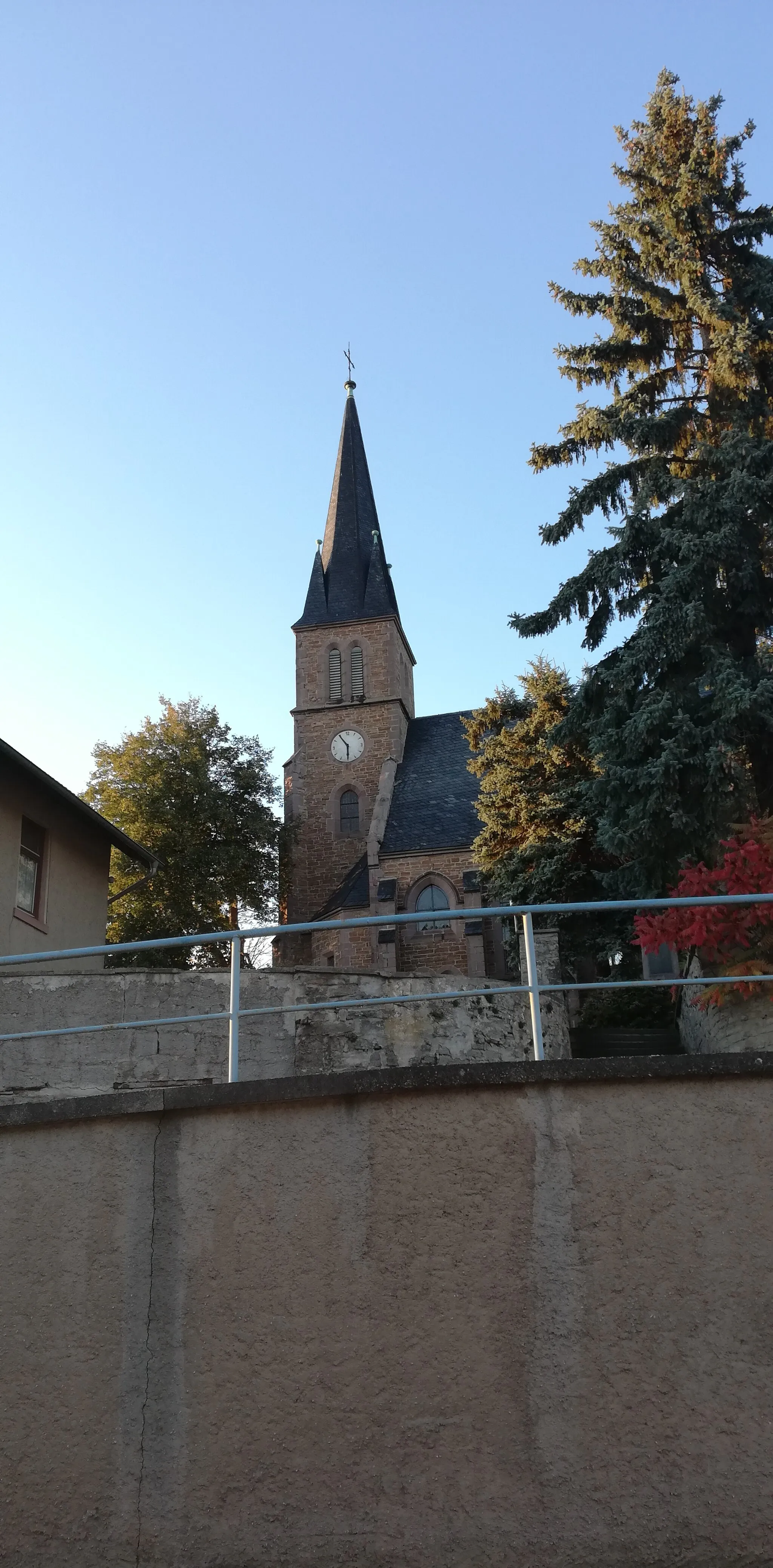 Photo showing: Die einzigartige Dorfkirche lädt zu Momenten der Ruhe und Besinnung ein.