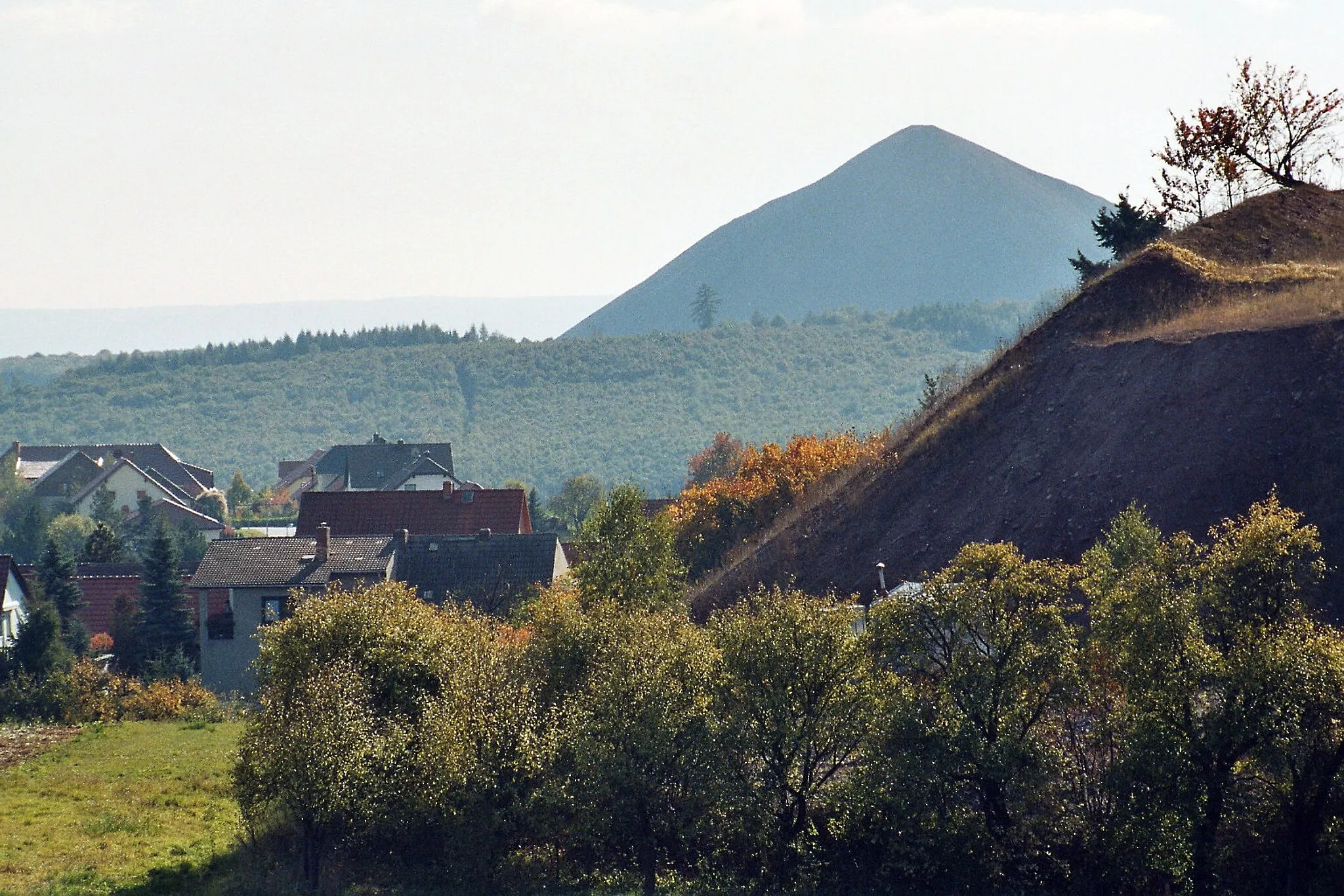 Photo showing: Wettelrode (Sangerhausen), view to Hohe Linde