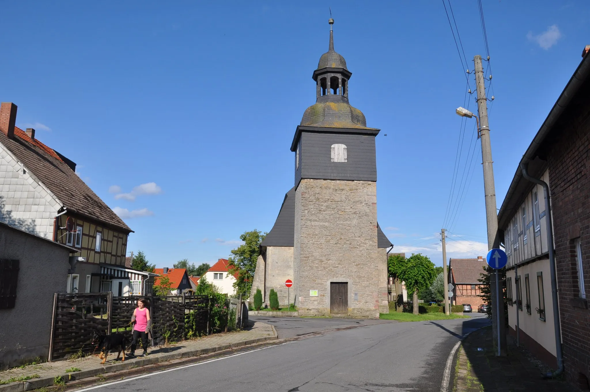 Photo showing: Village centre of Breitenbach with Saint Martin church (Breitenbach is a village within the municipality/Stadt Sangerhausen, district/Landkreis Mansfeld-Südharz, Saxony-Anhalt, Germany).