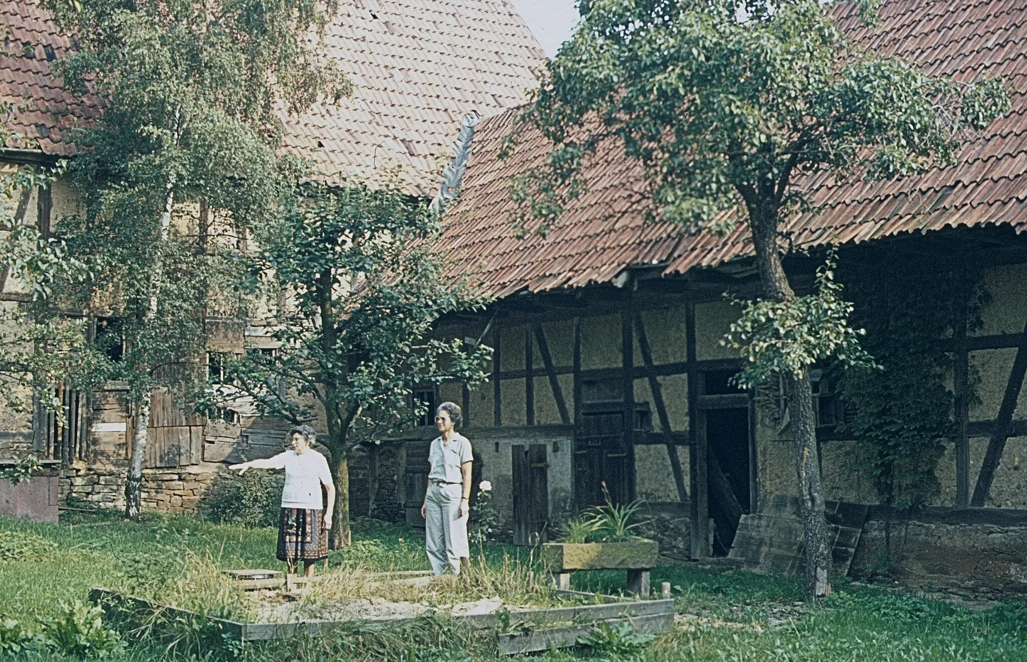 Photo showing: Innenhof der Pfarre (1984)