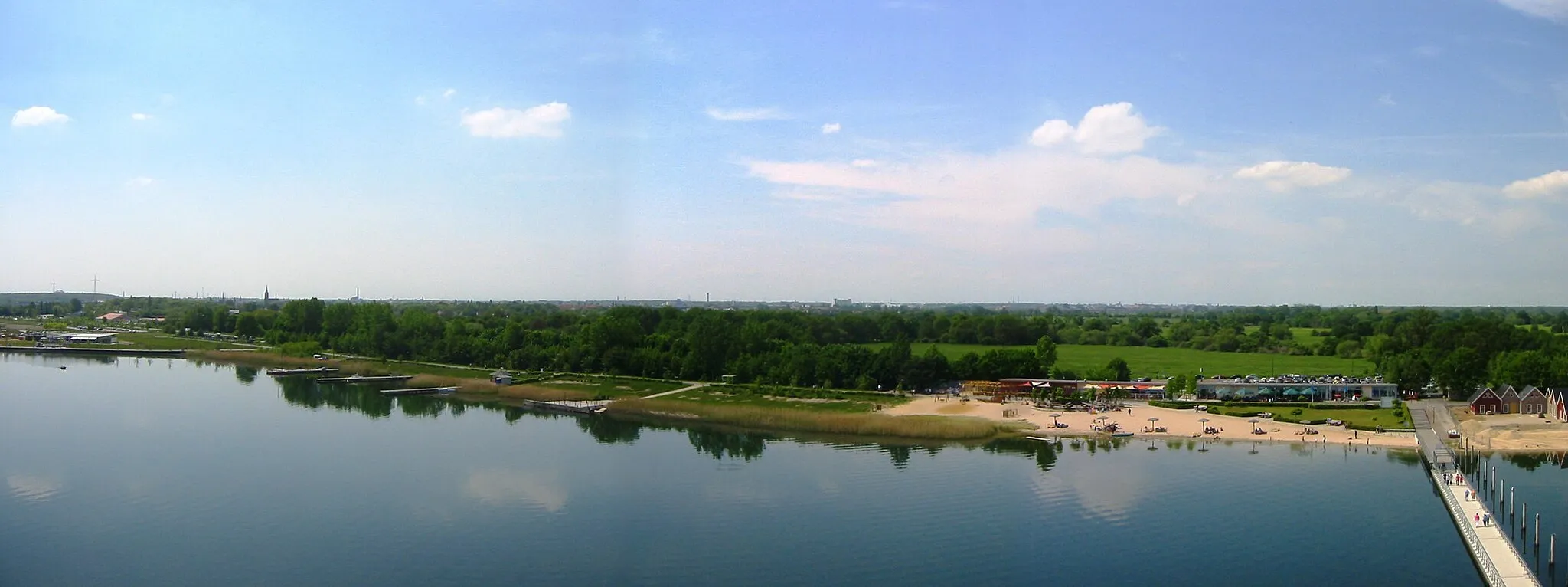 Photo showing: Panoramablick vom Pegelturm im Goitzschesee auf Bitterfeld und Umland