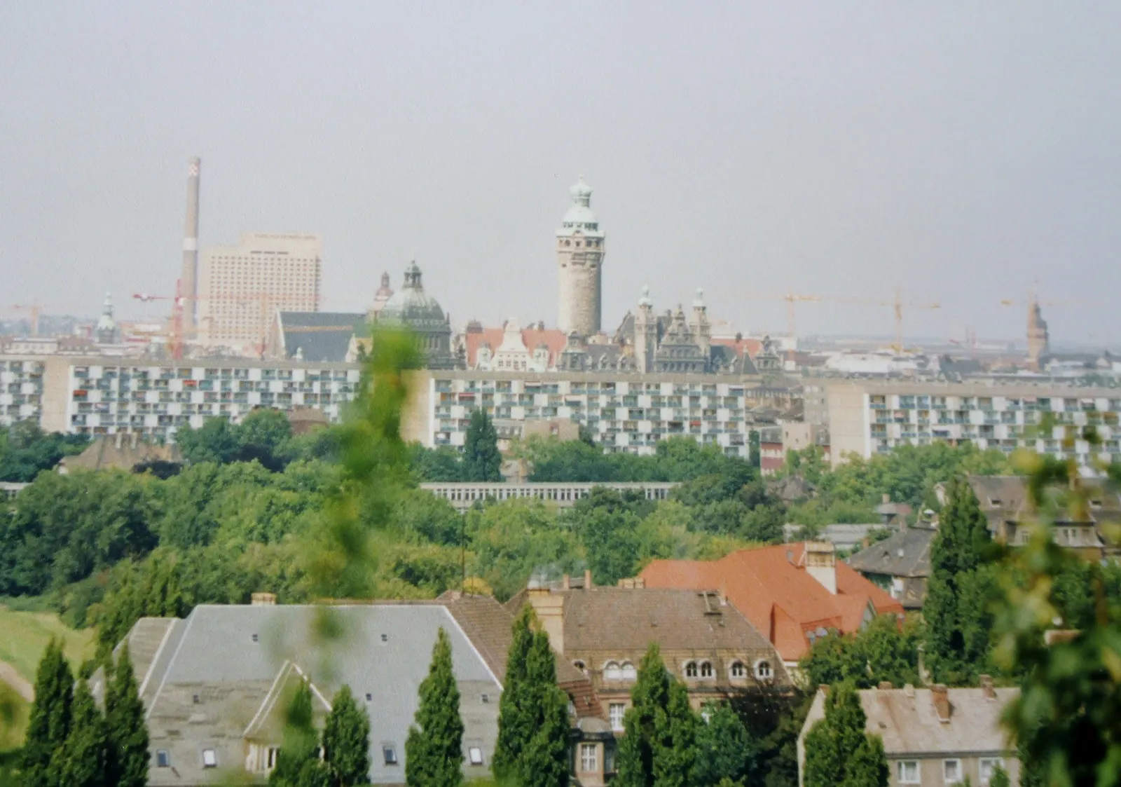 Photo showing: 1993 Leipzig - Blick vom Fockeberg, in der Bildmitte der Rathausturm