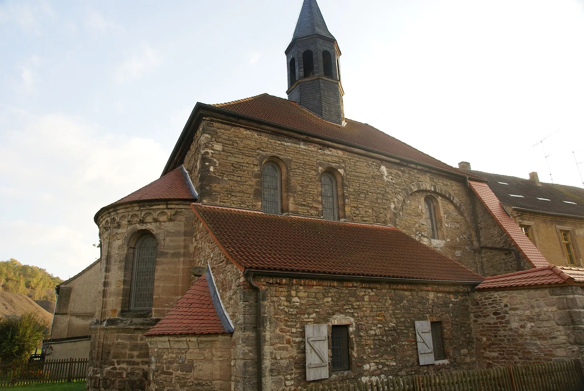 Photo showing: Die heutige Kirche St.Cyracus an der Stelle des Klosters Wimmelburg. Die alte Kirche war viel größer, brannte aber 1680 teilweise ab.