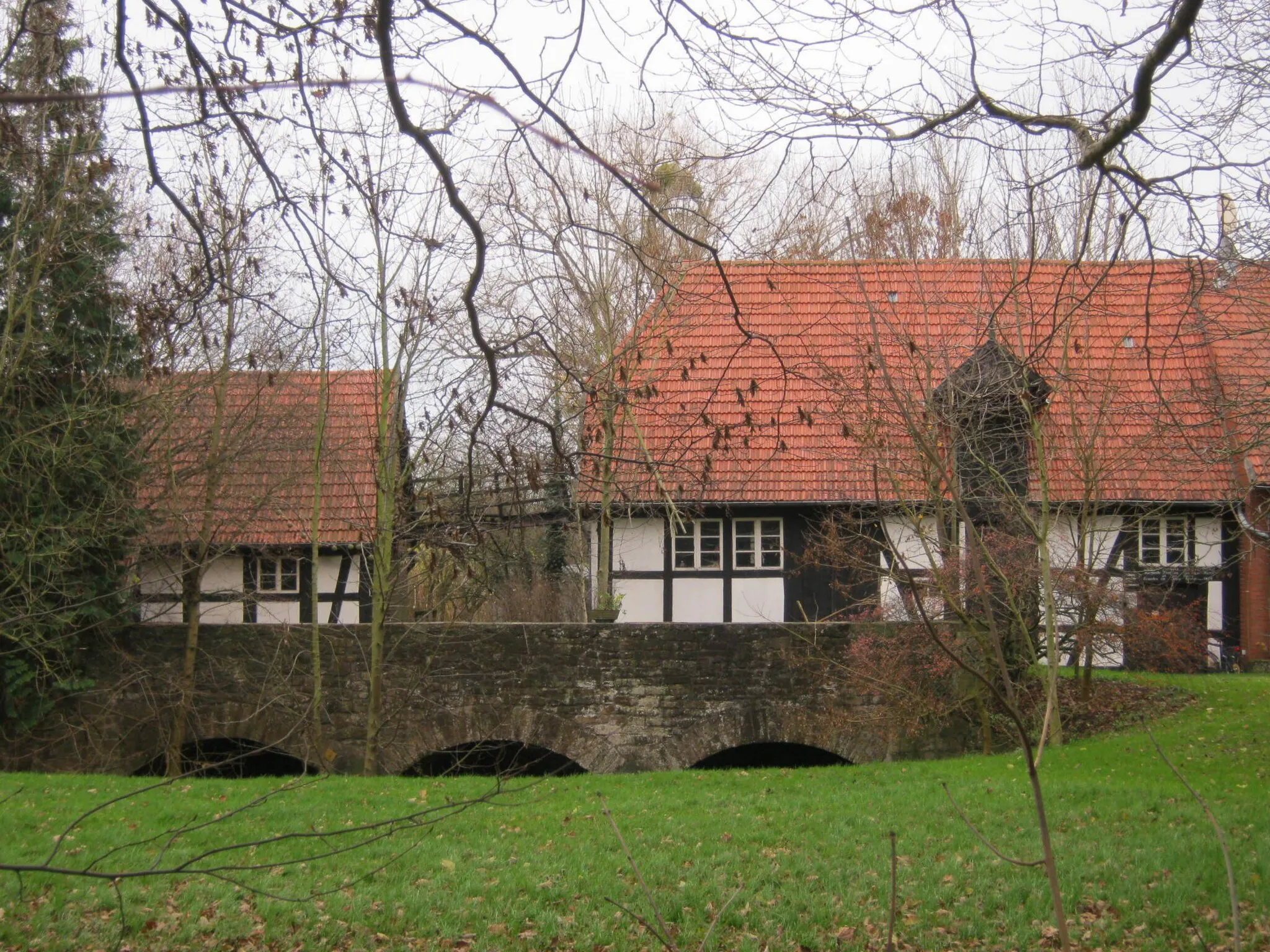 Photo showing: Die Ellerburger Mühle an der Großen Aue in Fiestel (Ortschaft der Stadt Espelkamp) aus südwestlicher Richtung.
