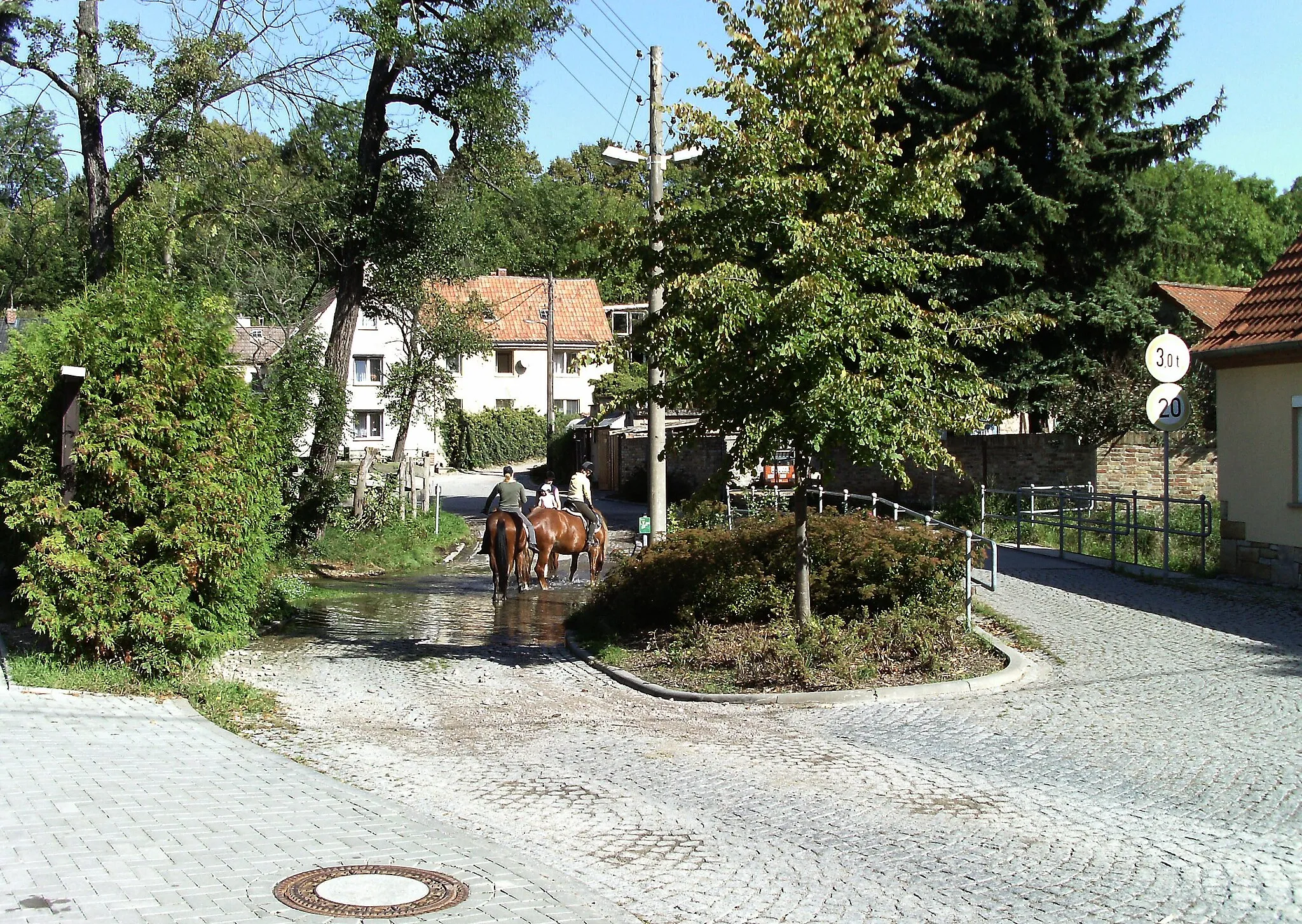 Photo showing: Reitergasse (Rider's lane") in St. Micheln (Mücheln/Geiseltal, district of Saalekreis, Saxony-Anhalt) with ford at the Geisel river