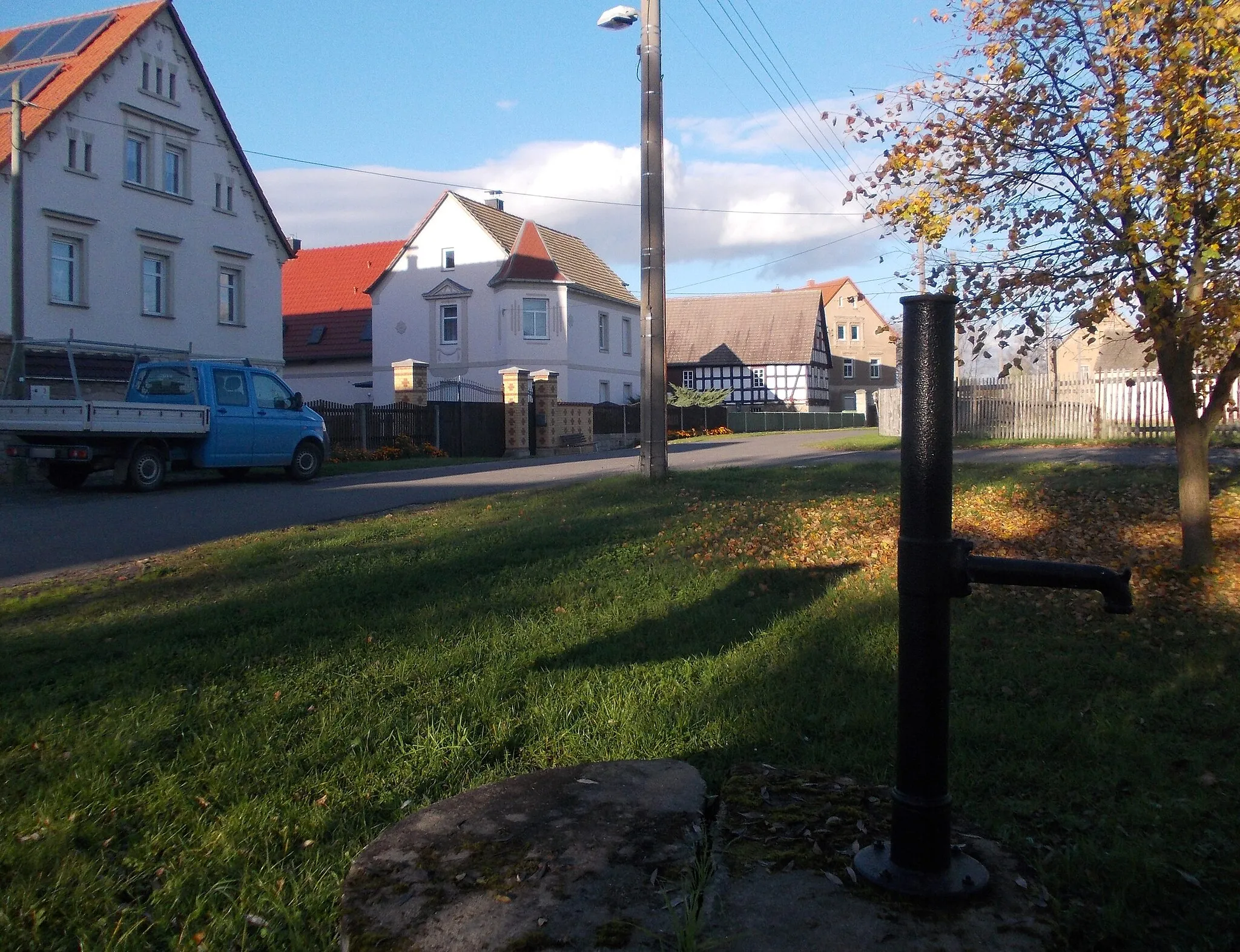 Photo showing: Pump in Wadewitz (Elsteraue, district: Burgenlandkreis, Saxony-Anhalt)