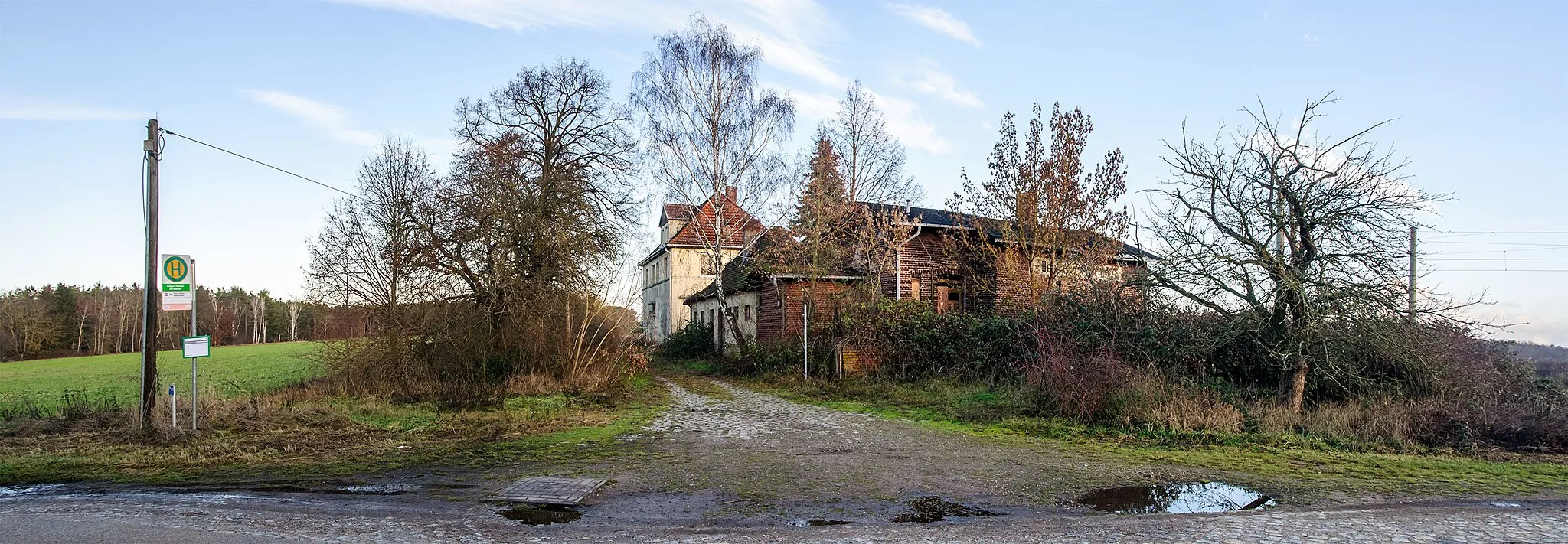 Photo showing: Former station on the Berlin–Magdeburg railway line at kilometer 98.8 and district road 1206