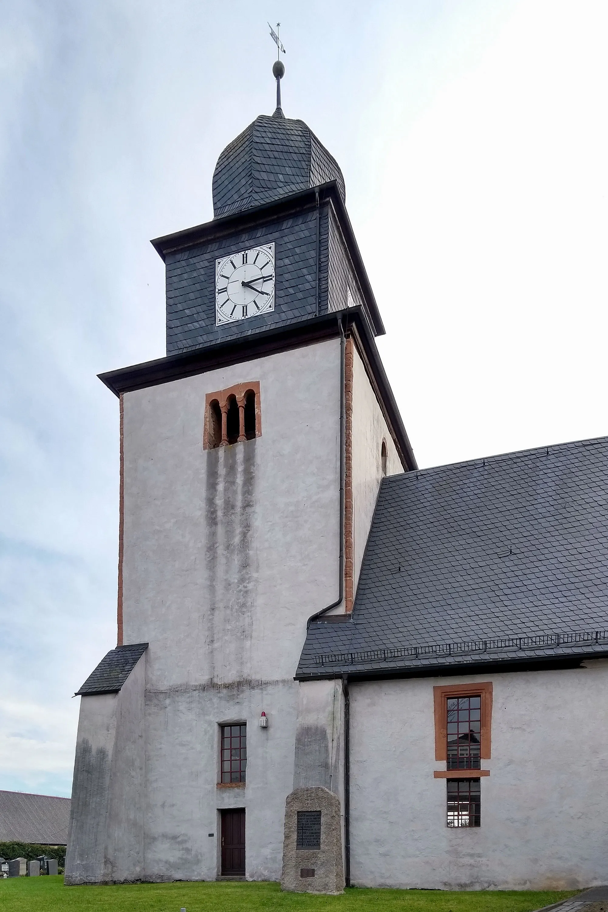 Photo showing: Frießnitz, Ansicht des Chorturms von Norden, rechts Kirchenschiff. Vor der Kirche ein Gedenkstein für die Gefallenen der beiden Weltkriege.