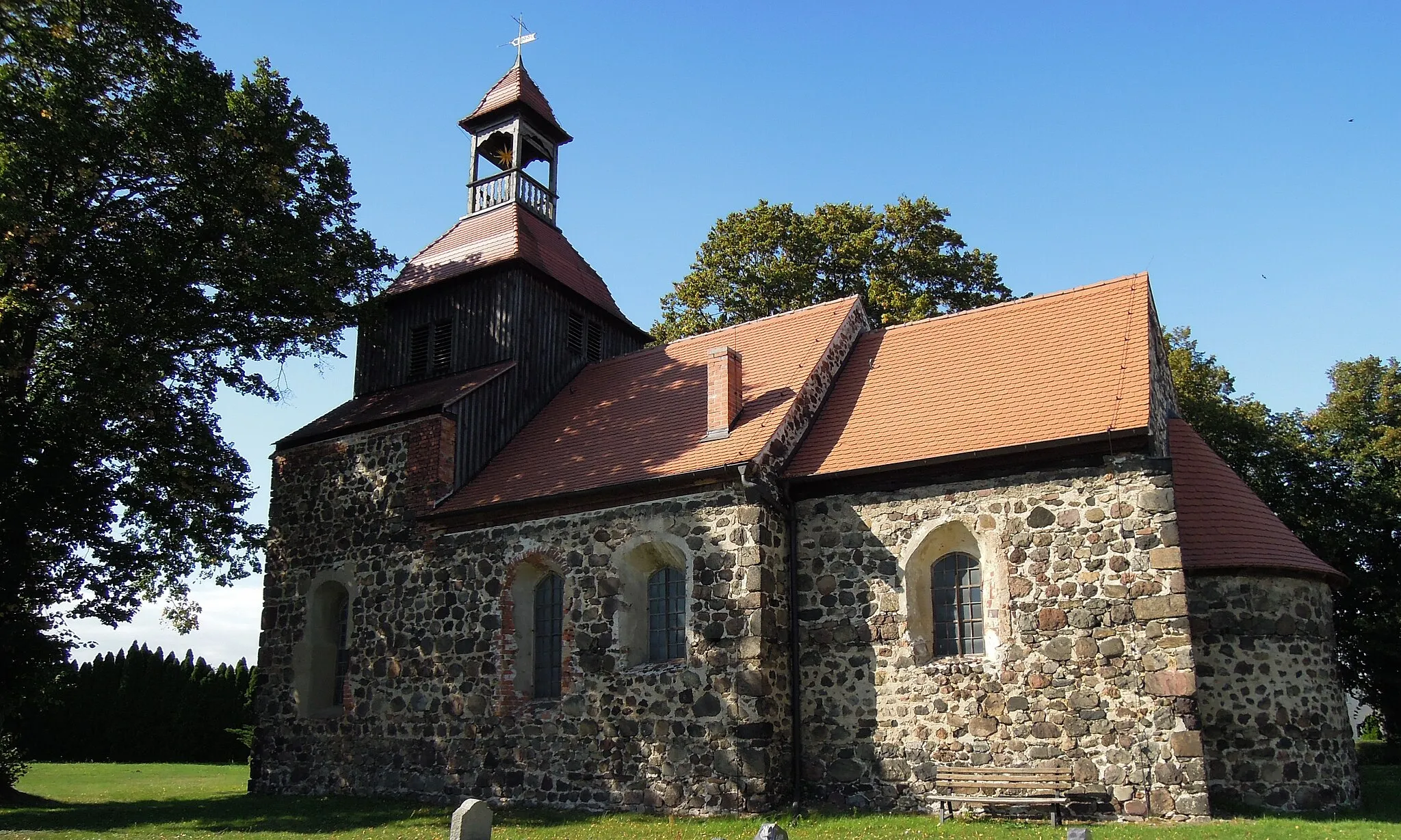 Photo showing: Kirche Gommlo -Südansicht mit eingezogenem Chor und halbrunder Apsis- Anfang September 2020