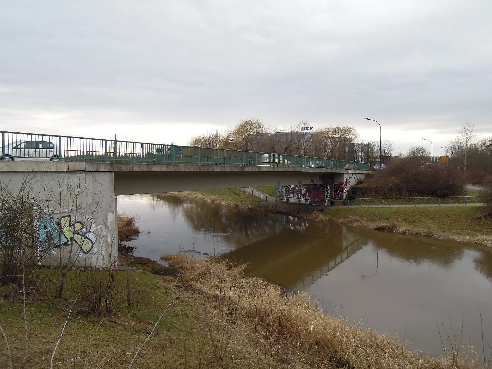 Photo showing: Balkenbrücke über die Pleiße Seenallee bzw. S 46 überführend (Profil seitlich)