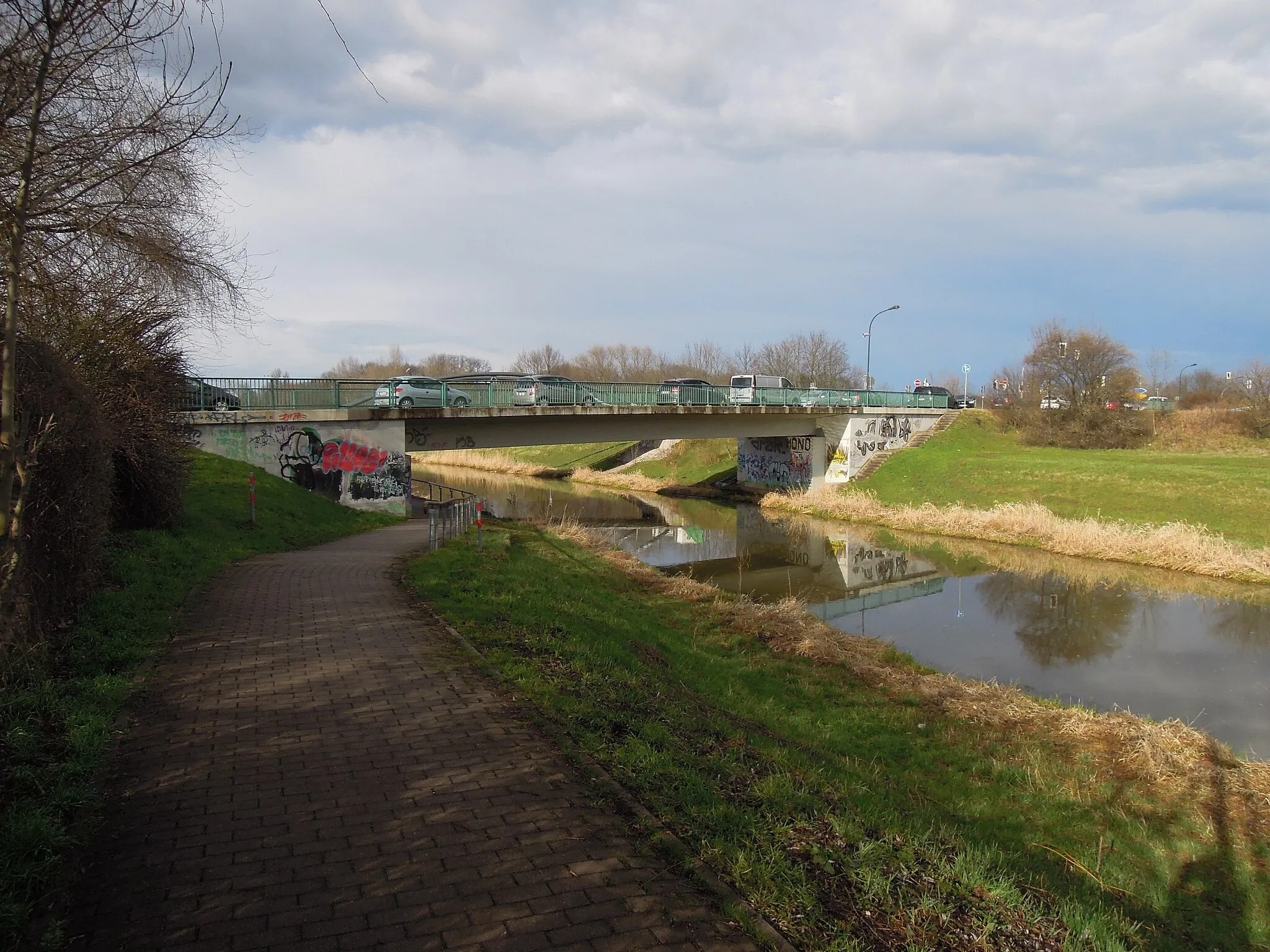 Photo showing: Pleißebrücke die S 46 überführend -Seitansicht-von-Süden- im April 2018