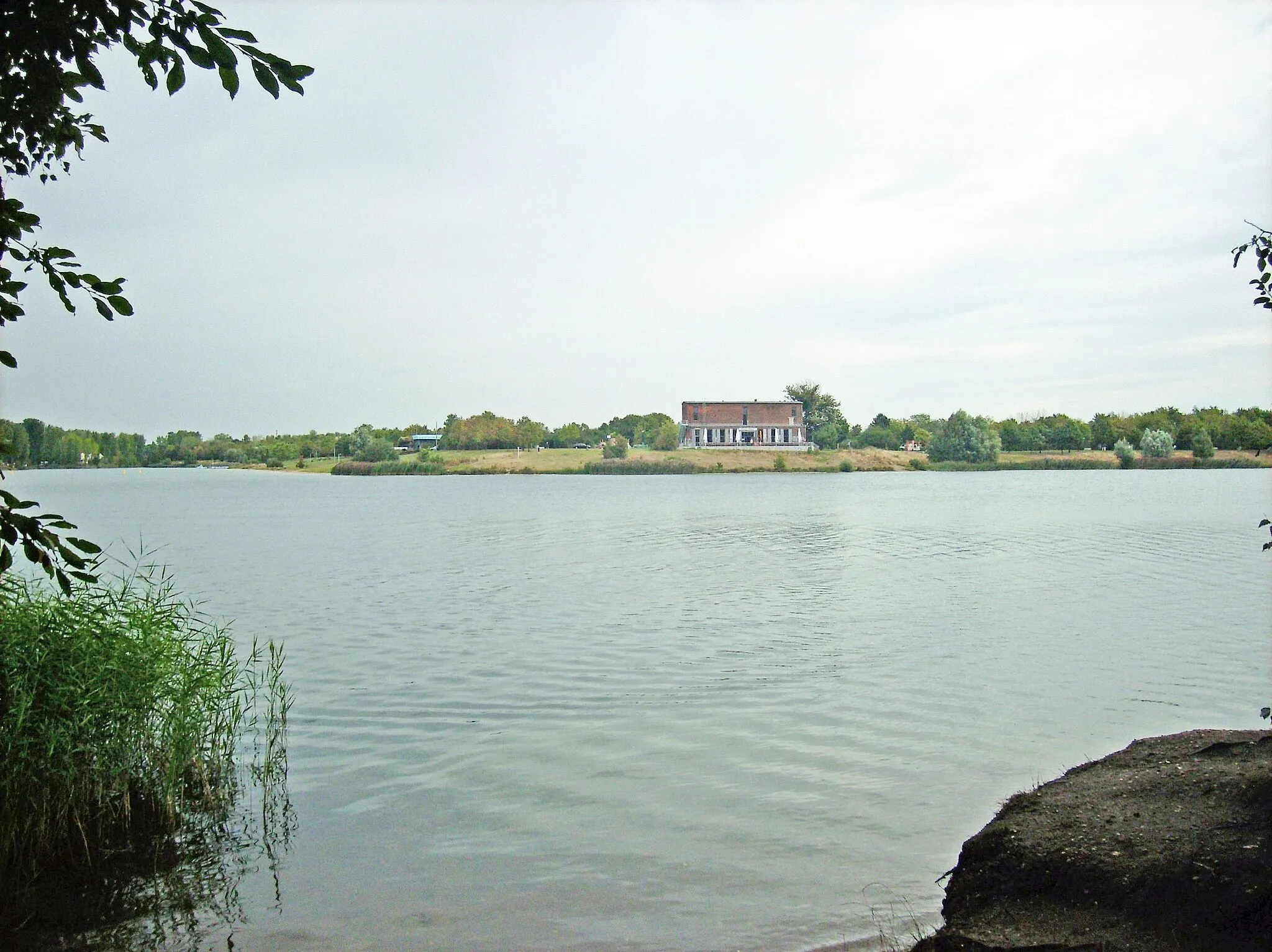 Photo showing: Kulkwitz Lake between Leipzig and Markranstädt (Saxony) with the red house at the Lausen side in the background