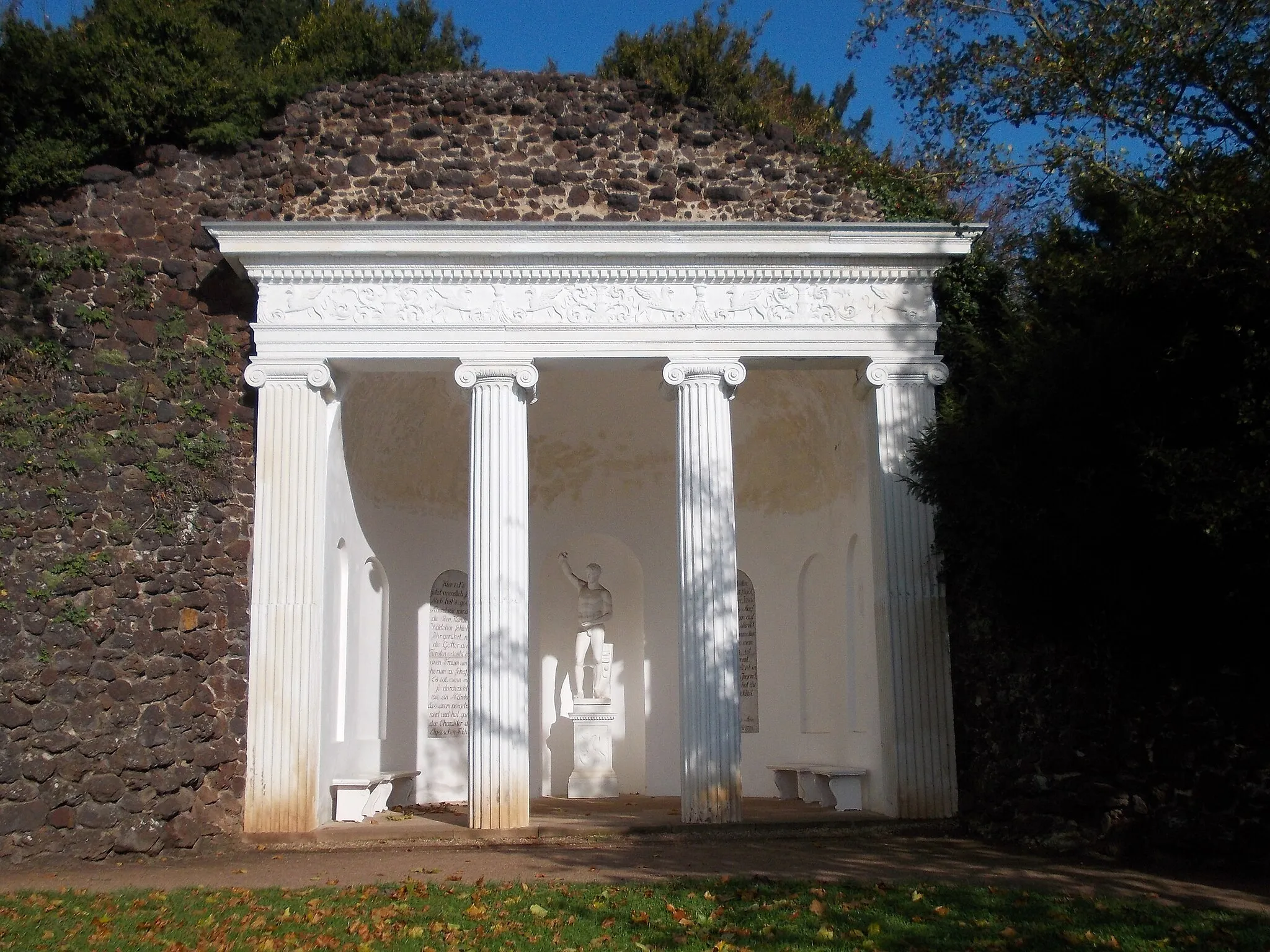 Photo showing: Nymphaeum in the gardens of Wörlitz