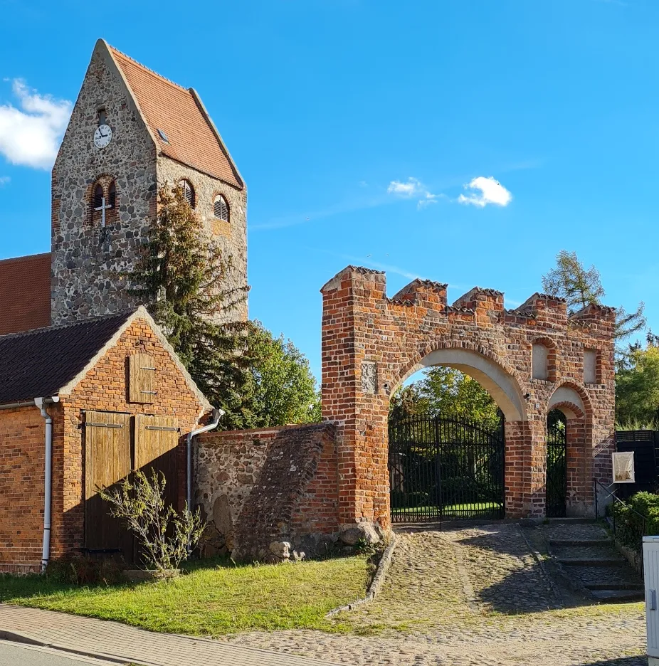 Photo showing: Sanne, Tor zum Friedhof