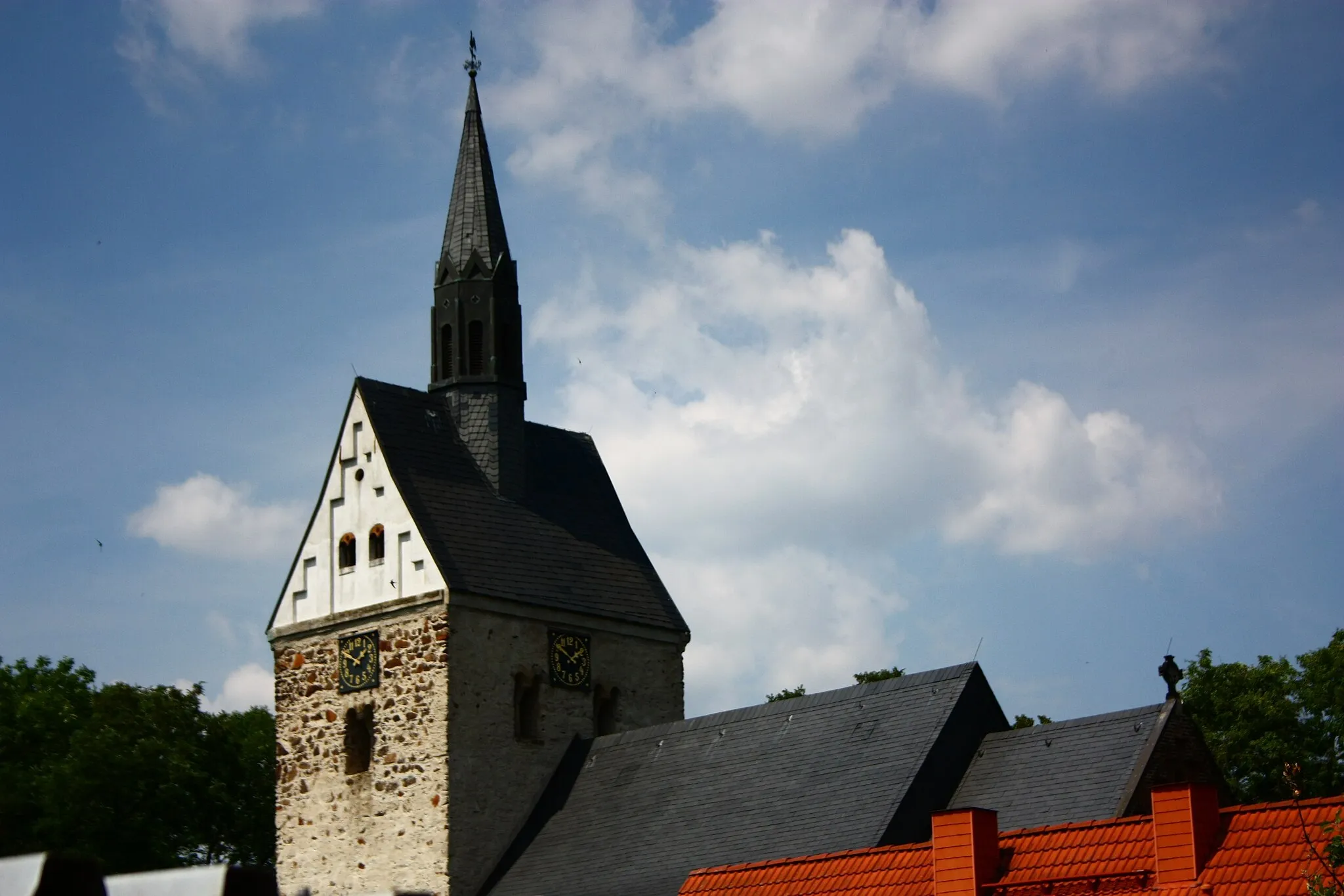Photo showing: die weithin sichtbare Dorfkirche von Spören bei Zörbig