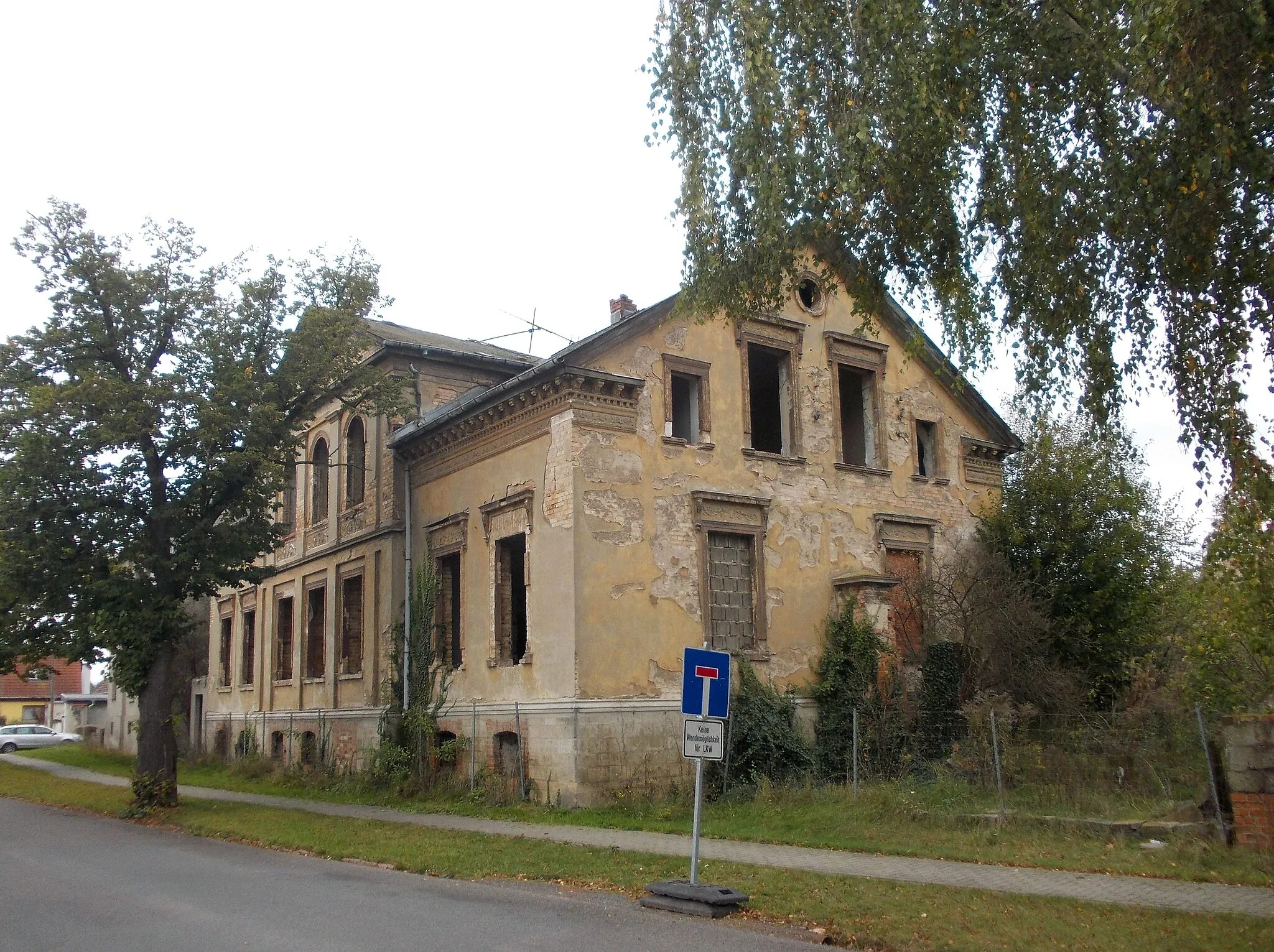 Photo showing: Dilapidated house in Zabitz (Osternienburger Land, Anhalt-Bitterfeld district, Saxony-Anhalt)