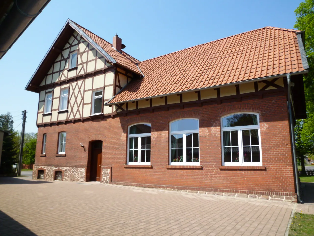 Photo showing: Das Berenbrocker Gemeinschaftshaus, ehemalige Ortsschule und Gemeindeverwaltung, nach der Eingliederung nach Calvörde fungiert es heute als Dorfgemeinschaftshaus, Aufnahme 02. Mai 2012